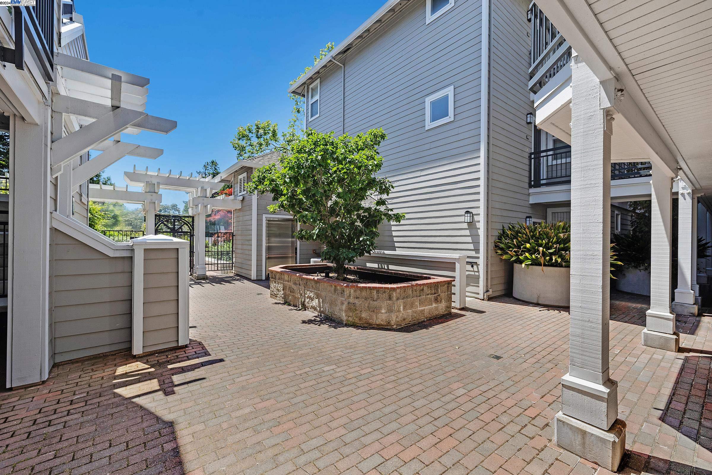 Detail Gallery Image 2 of 37 For 1982 W Bayshore Rd #110,  East Palo Alto,  CA 94303 - 3 Beds | 2 Baths