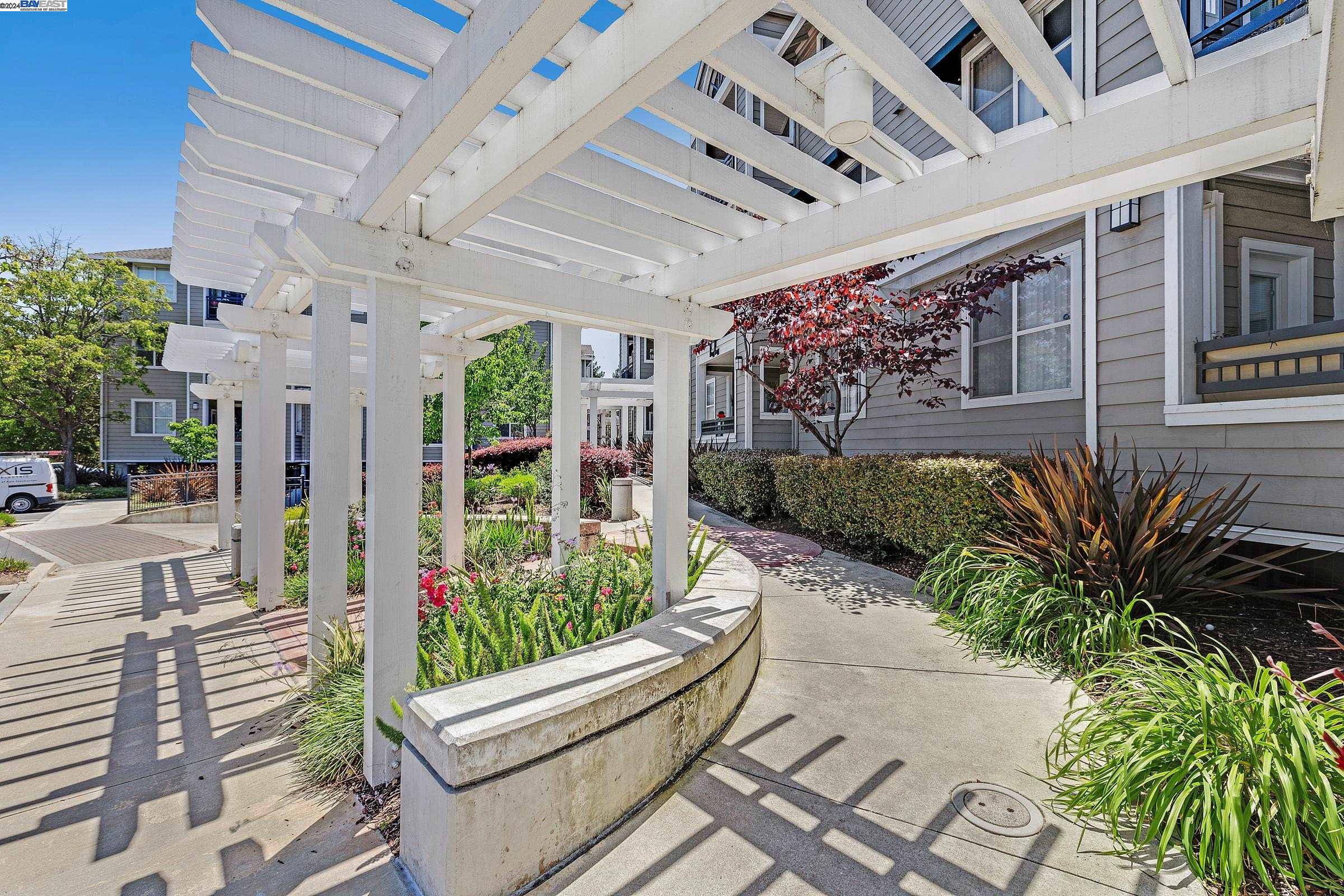 Detail Gallery Image 4 of 37 For 1982 W Bayshore Rd #110,  East Palo Alto,  CA 94303 - 3 Beds | 2 Baths