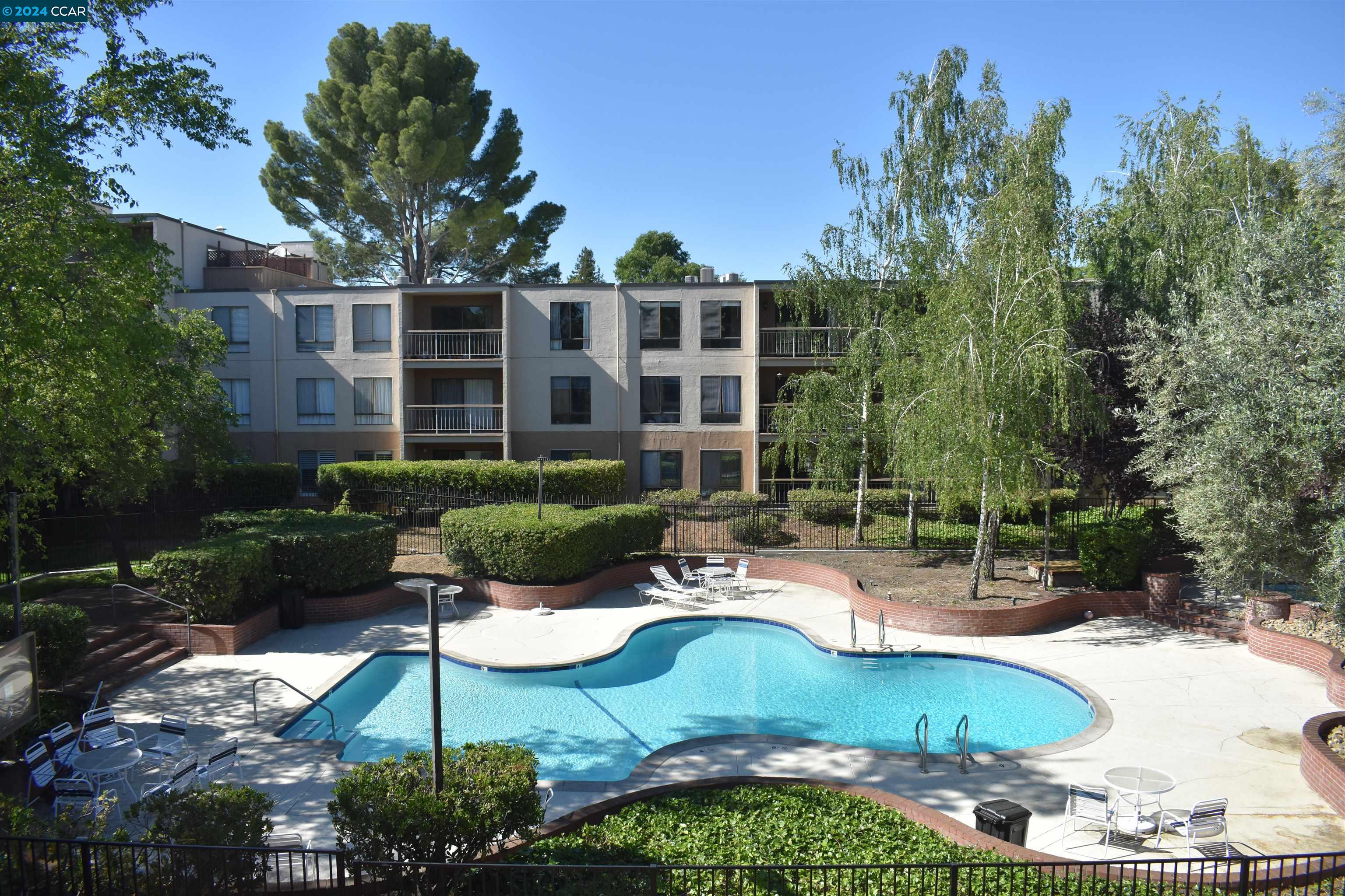 Detail Gallery Image 1 of 18 For 450 N Civic #204,  Walnut Creek,  CA 94596 - 2 Beds | 1 Baths