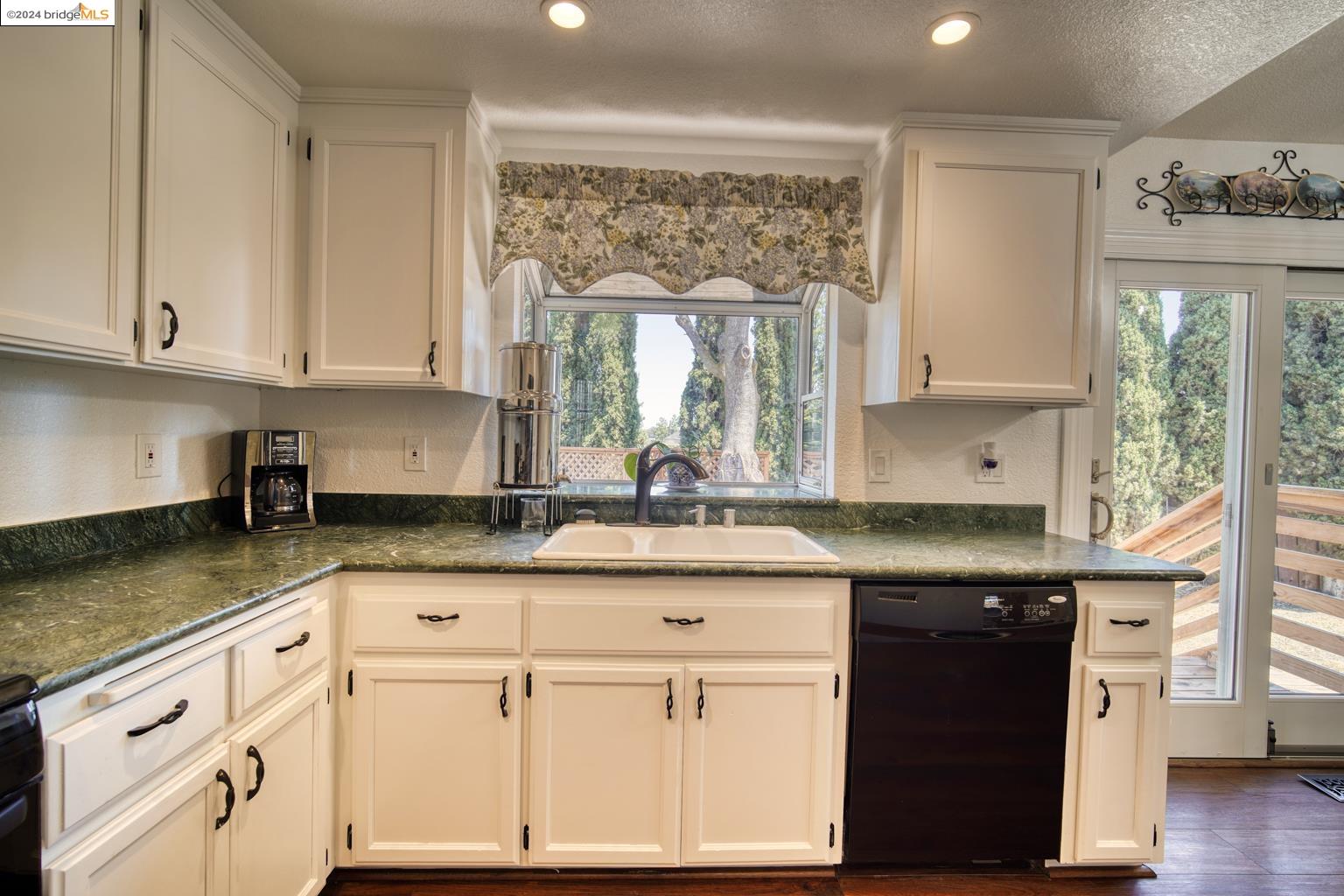 Detail Gallery Image 13 of 35 For 103 Cambark Ct, Martinez,  CA 94553 - 3 Beds | 2 Baths