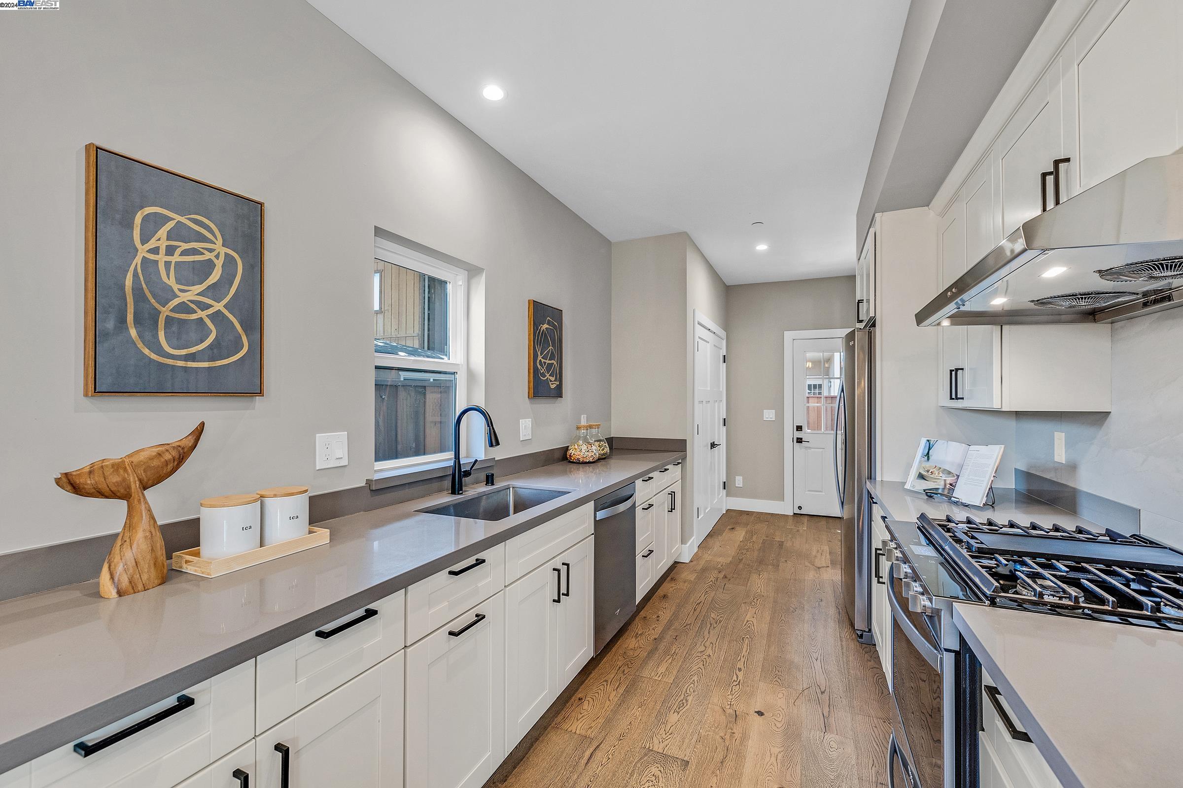 Detail Gallery Image 9 of 25 For 1268-2 Poplar Ave, Sunnyvale,  CA 94086 - 3 Beds | 2/1 Baths