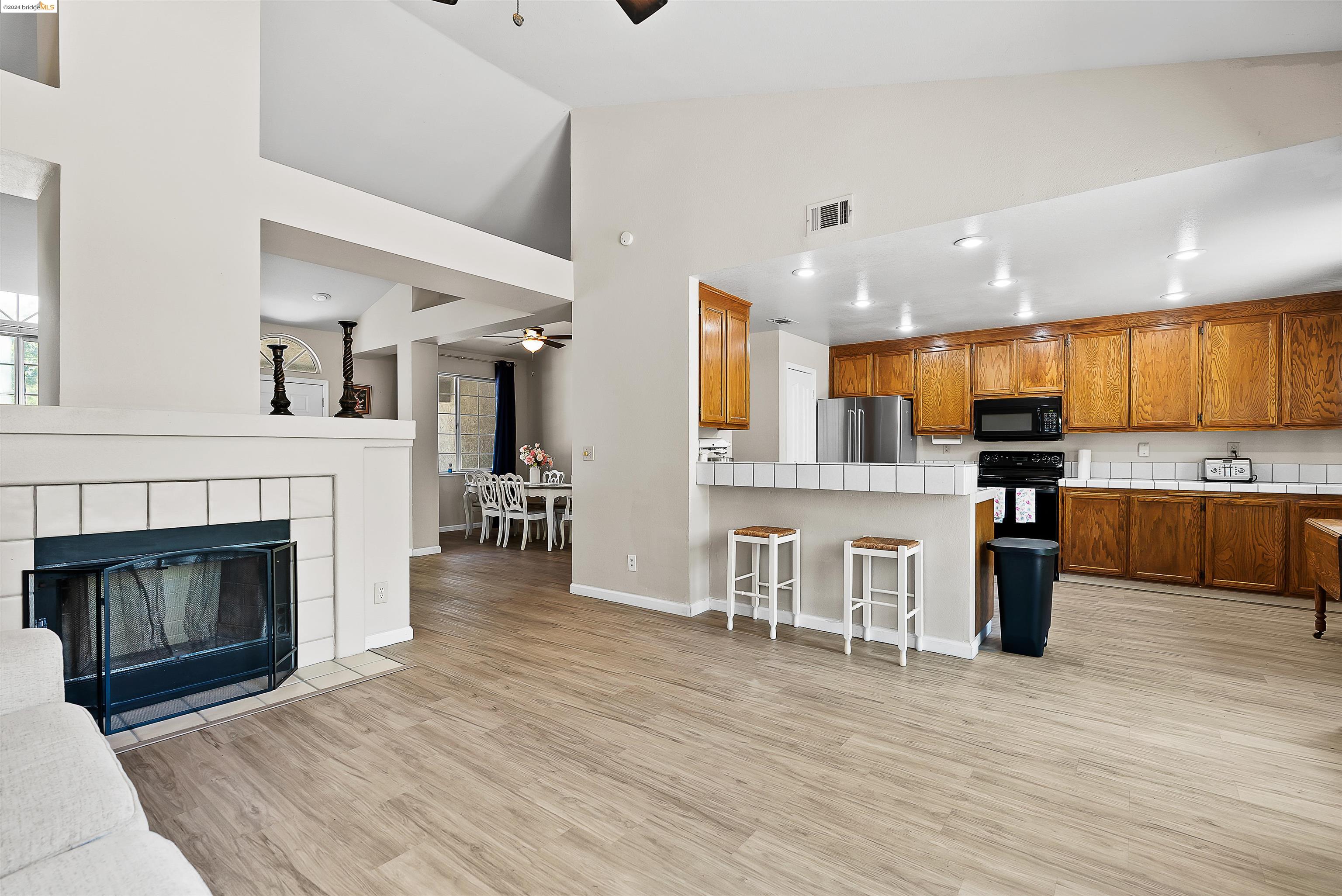 Detail Gallery Image 1 of 41 For 1440 Walnut Meadows Dr, Oakley,  CA 94561 - 3 Beds | 2 Baths