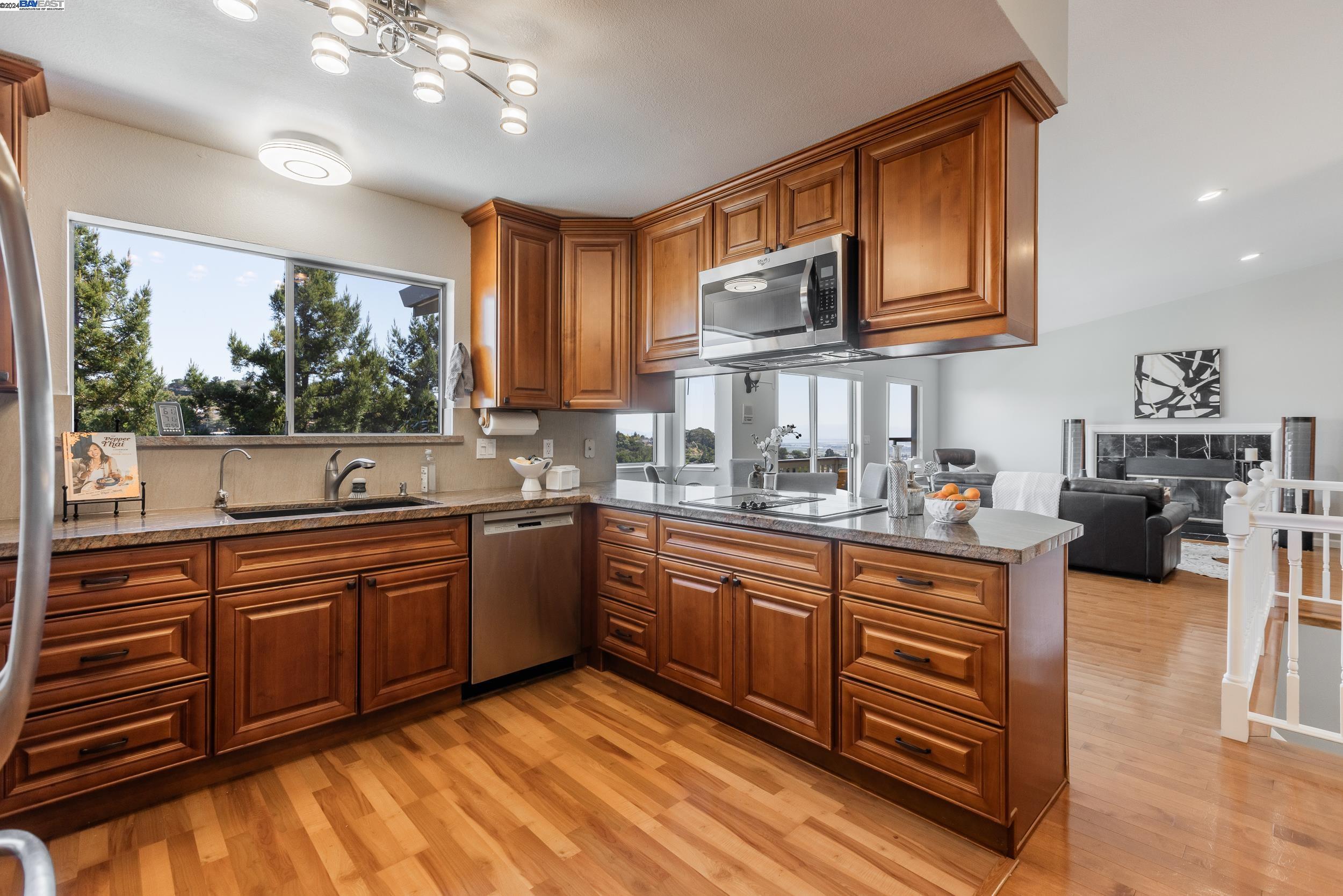 Detail Gallery Image 7 of 42 For 51 Bay View Dr, San Carlos,  CA 94070 - 4 Beds | 3/1 Baths