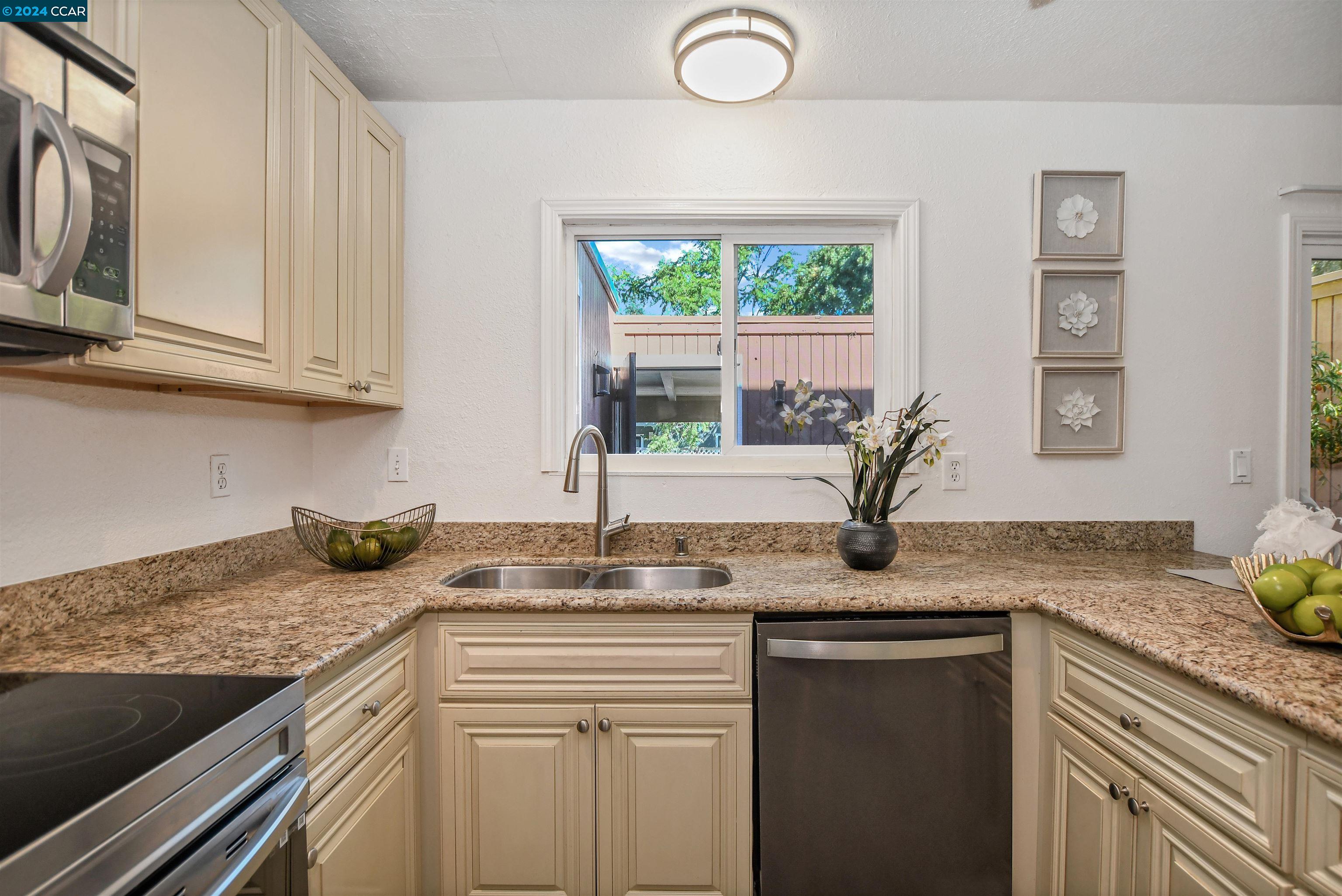 Detail Gallery Image 11 of 27 For 810 Oak Grove Rd #90,  Concord,  CA 94518 - 2 Beds | 1/1 Baths