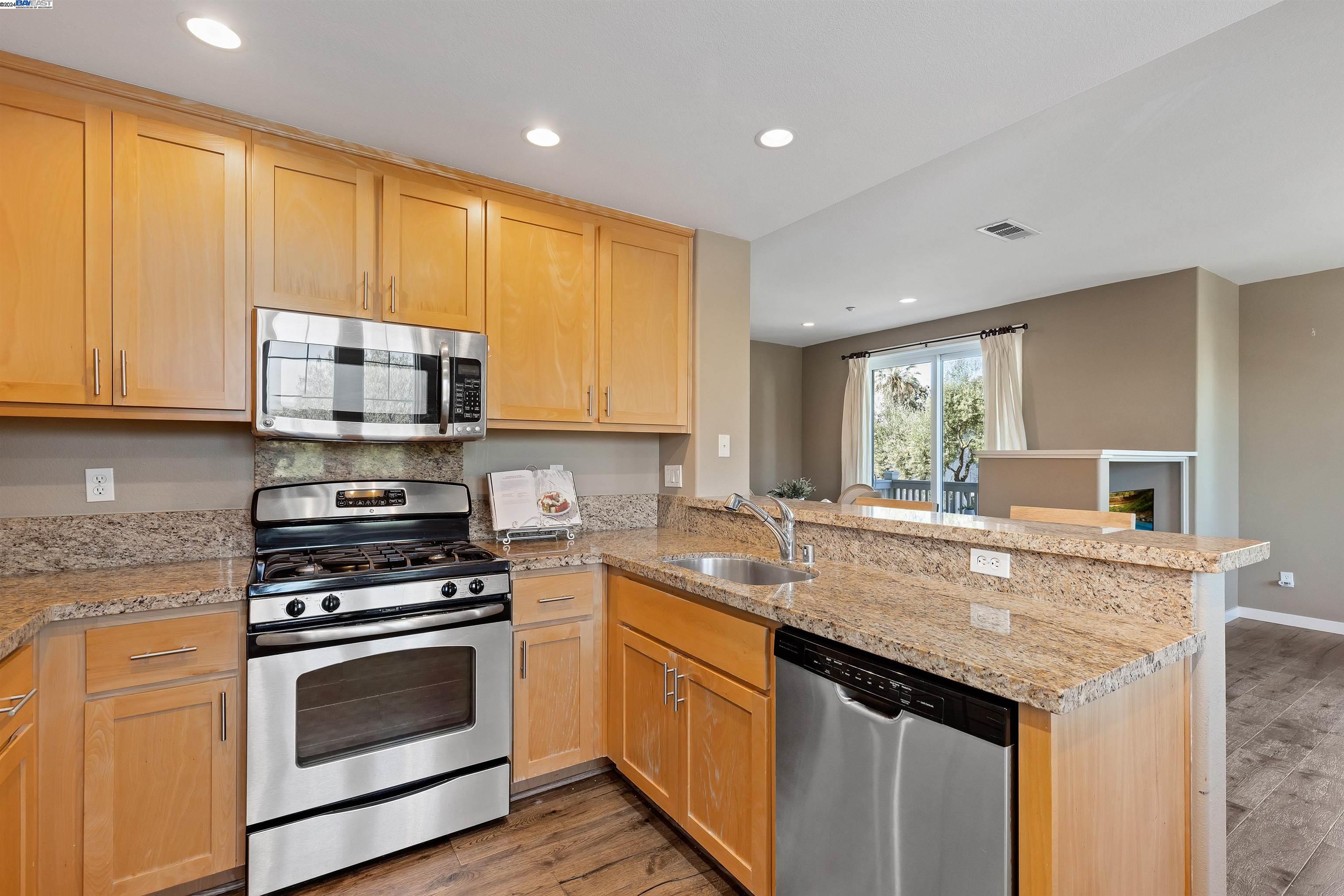 Detail Gallery Image 9 of 26 For 170 N N St #118,  Livermore,  CA 94550 - 2 Beds | 2/1 Baths