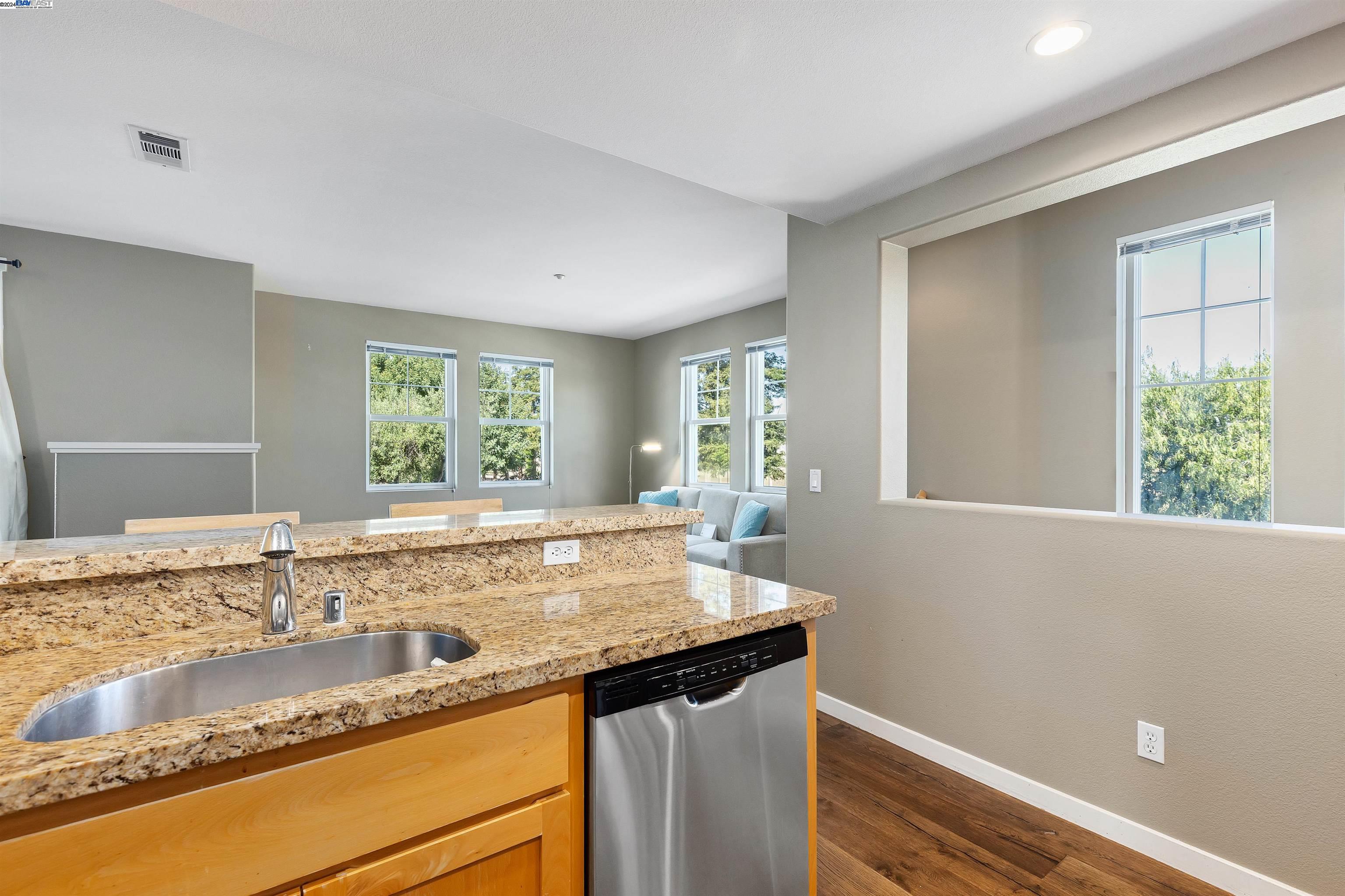 Detail Gallery Image 10 of 26 For 170 N N St #118,  Livermore,  CA 94550 - 2 Beds | 2/1 Baths