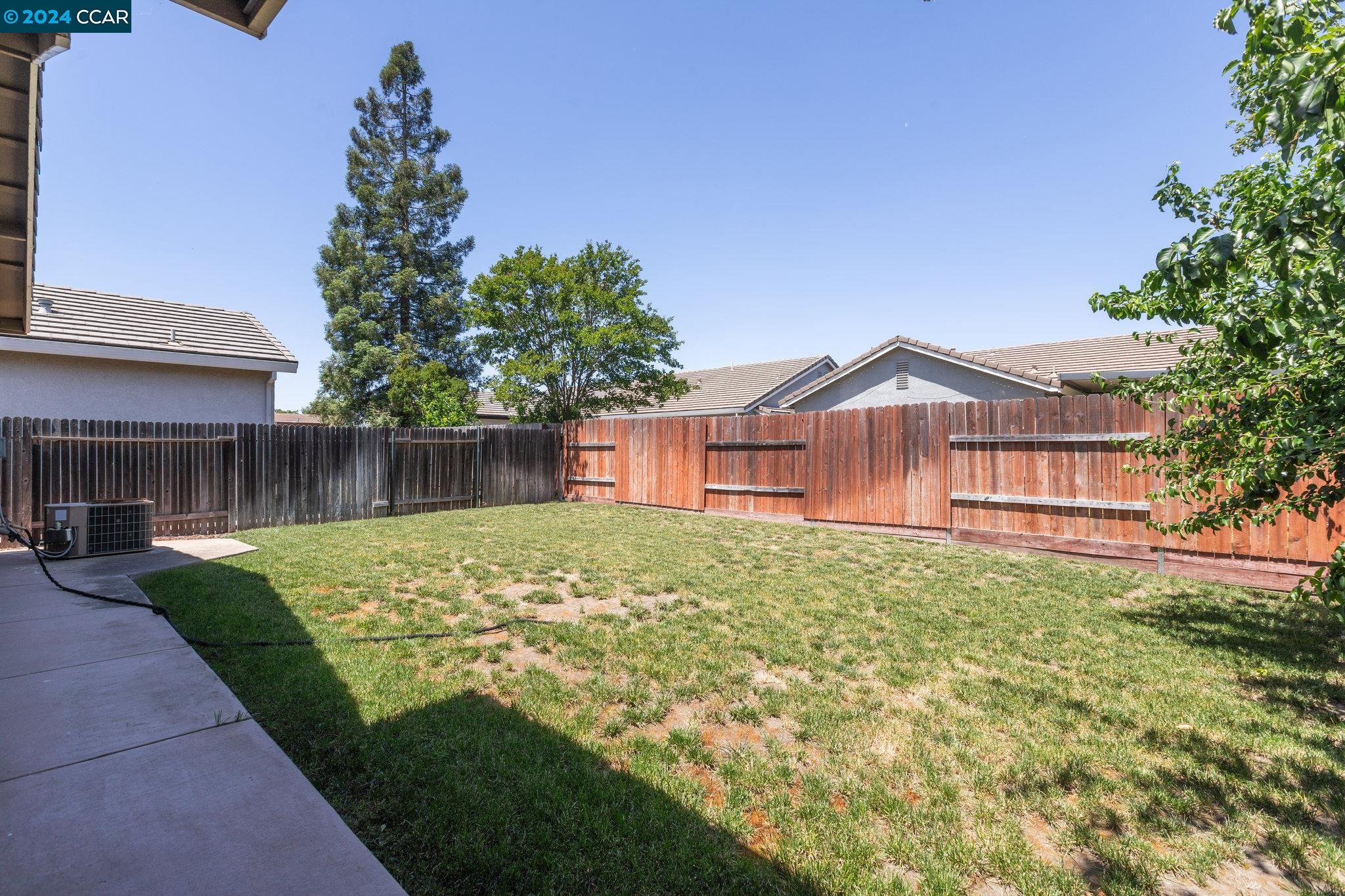 Detail Gallery Image 13 of 22 For 6070 Meeks Way, Sacramento,  CA 95835 - 3 Beds | 2 Baths