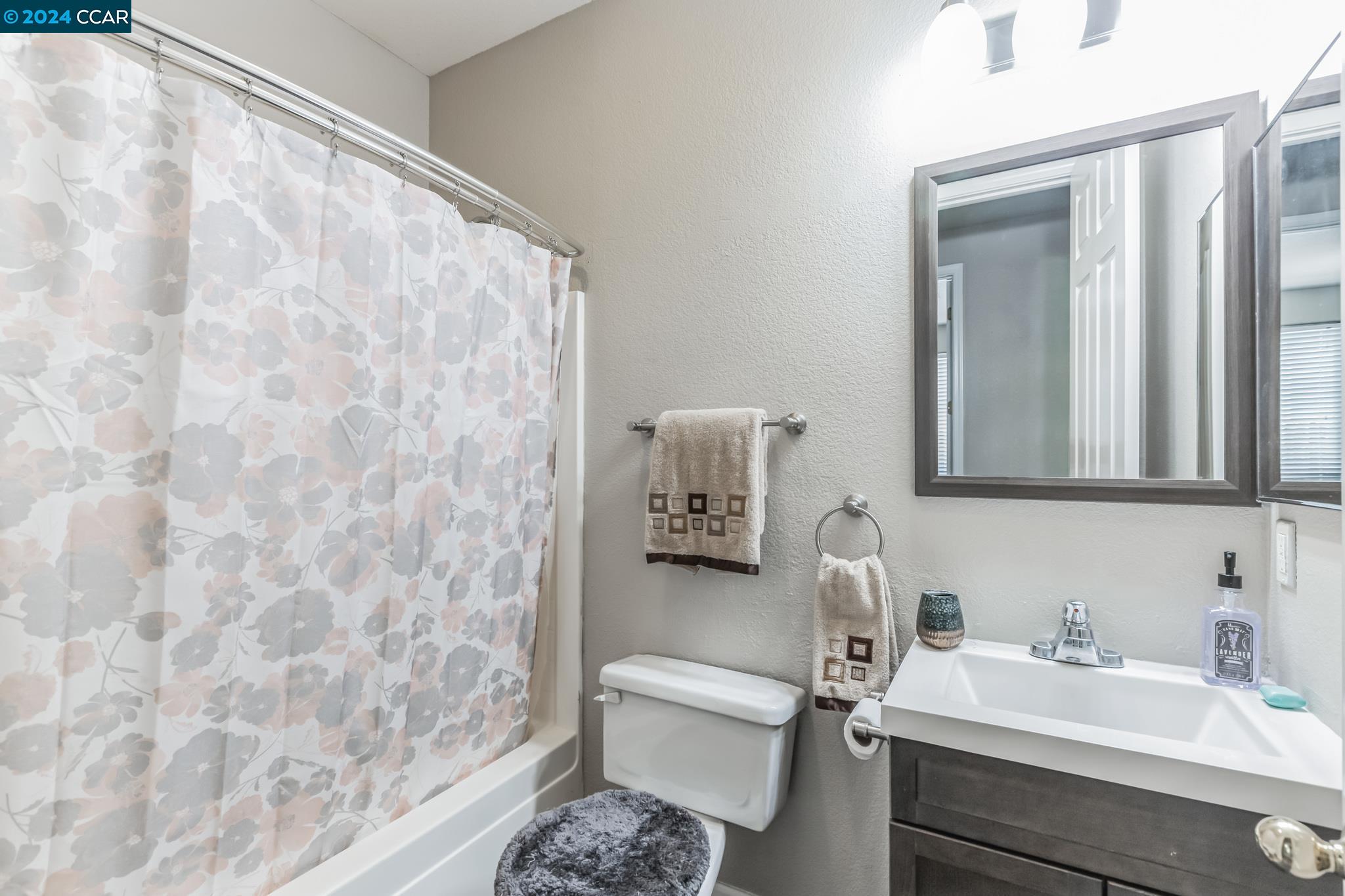 Detail Gallery Image 16 of 22 For 6070 Meeks Way, Sacramento,  CA 95835 - 3 Beds | 2 Baths