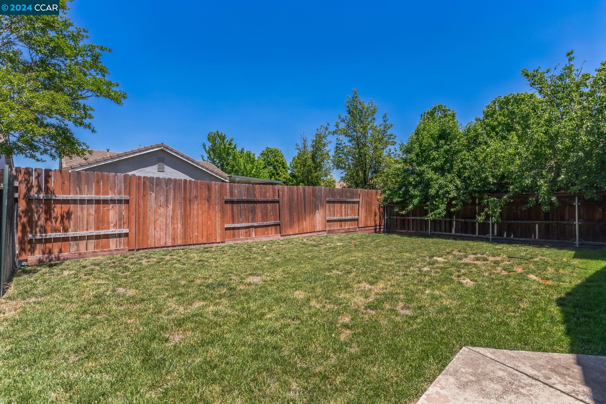 Detail Gallery Image 7 of 22 For 6070 Meeks Way, Sacramento,  CA 95835 - 3 Beds | 2 Baths
