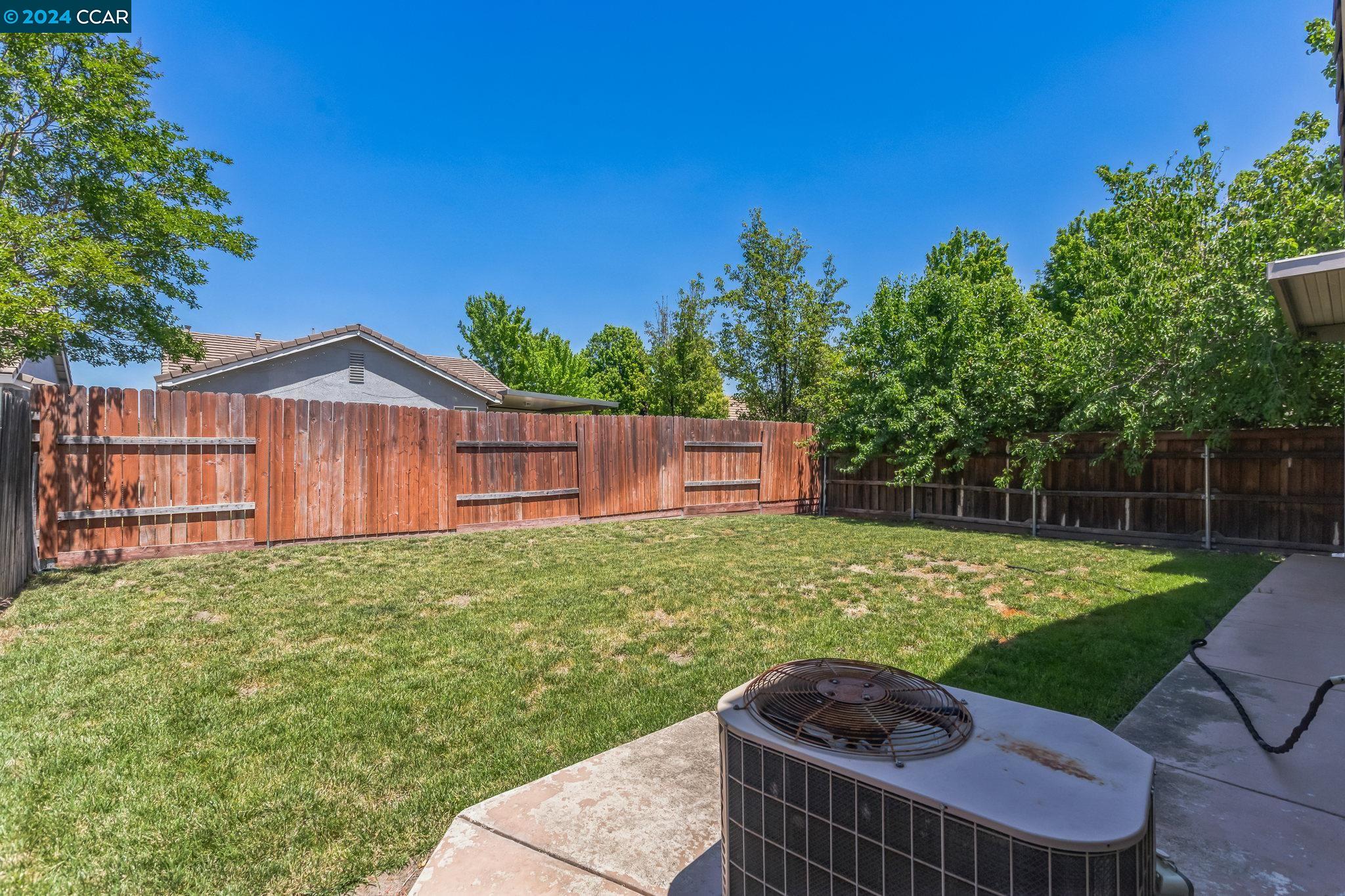 Detail Gallery Image 8 of 22 For 6070 Meeks Way, Sacramento,  CA 95835 - 3 Beds | 2 Baths