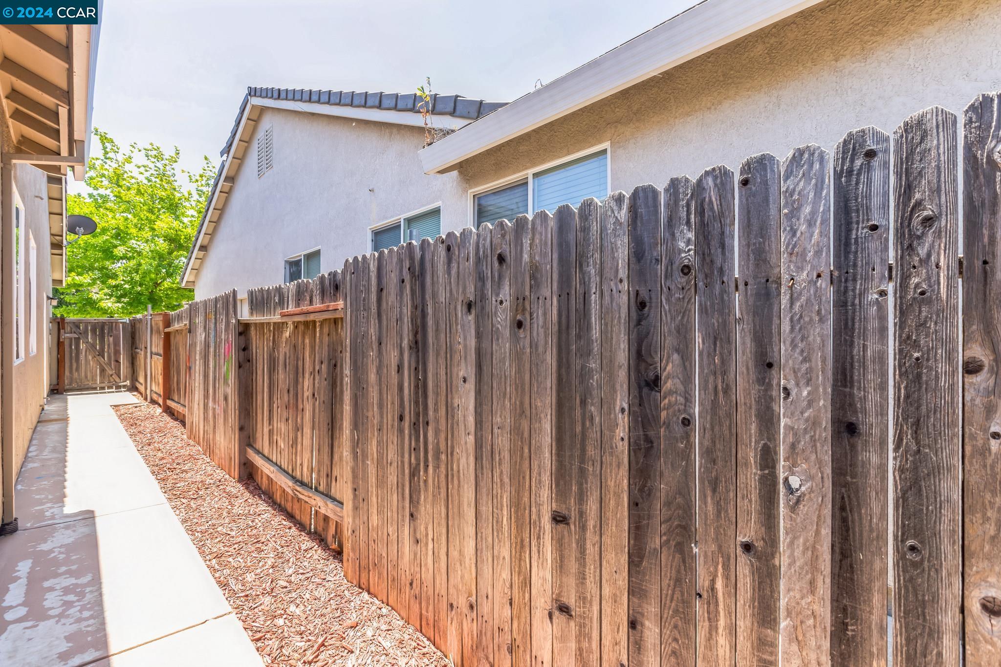 Detail Gallery Image 9 of 22 For 6070 Meeks Way, Sacramento,  CA 95835 - 3 Beds | 2 Baths
