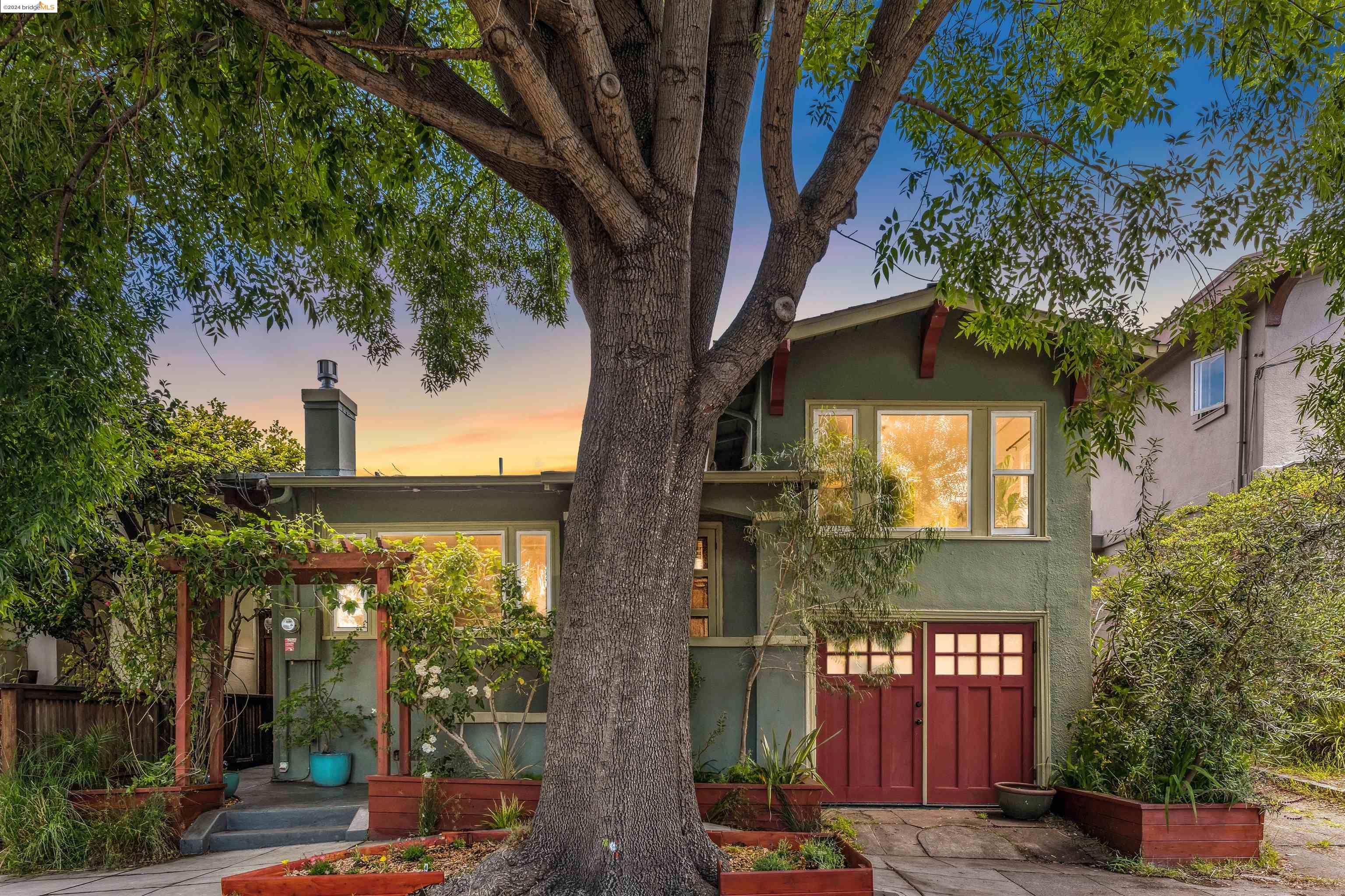 Detail Gallery Image 1 of 1 For 462 Rich St, Oakland,  CA 94609 - 2 Beds | 1/1 Baths