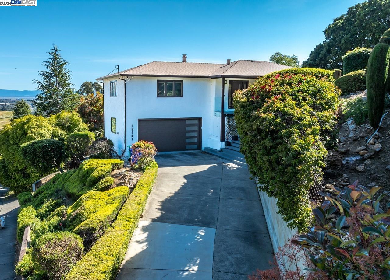Detail Gallery Image 1 of 1 For 19141 Crest Ave, Castro Valley,  CA 94546 - 3 Beds | 2 Baths