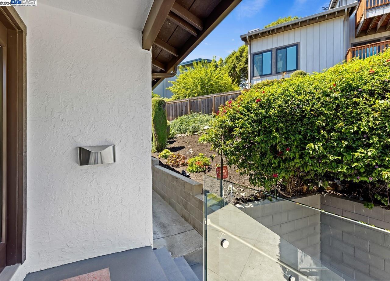 Detail Gallery Image 8 of 60 For 19141 Crest Ave, Castro Valley,  CA 94546 - 3 Beds | 2 Baths