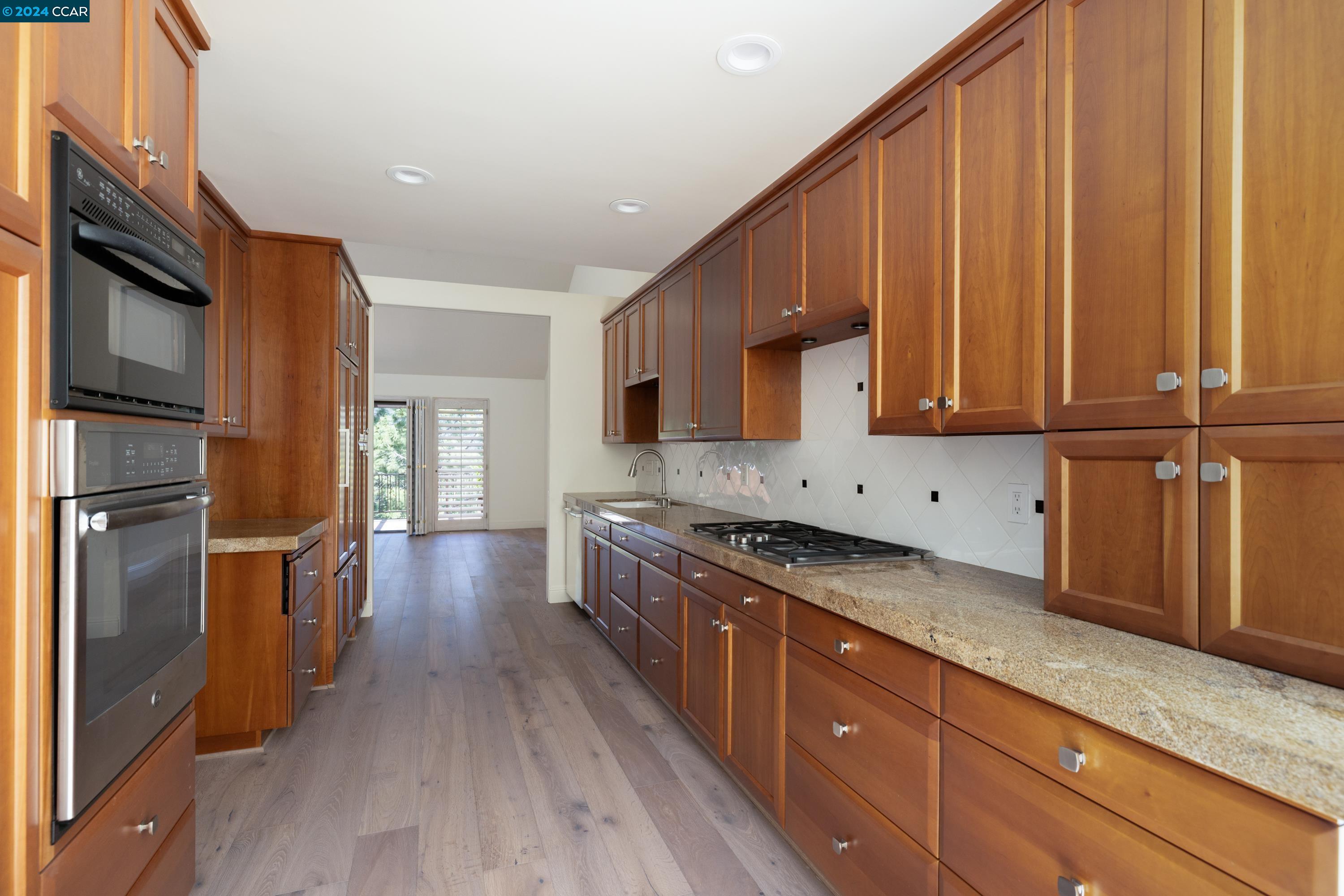 Detail Gallery Image 13 of 31 For 166 Ravenhill Road, Orinda,  CA 94563 - 3 Beds | 2/1 Baths