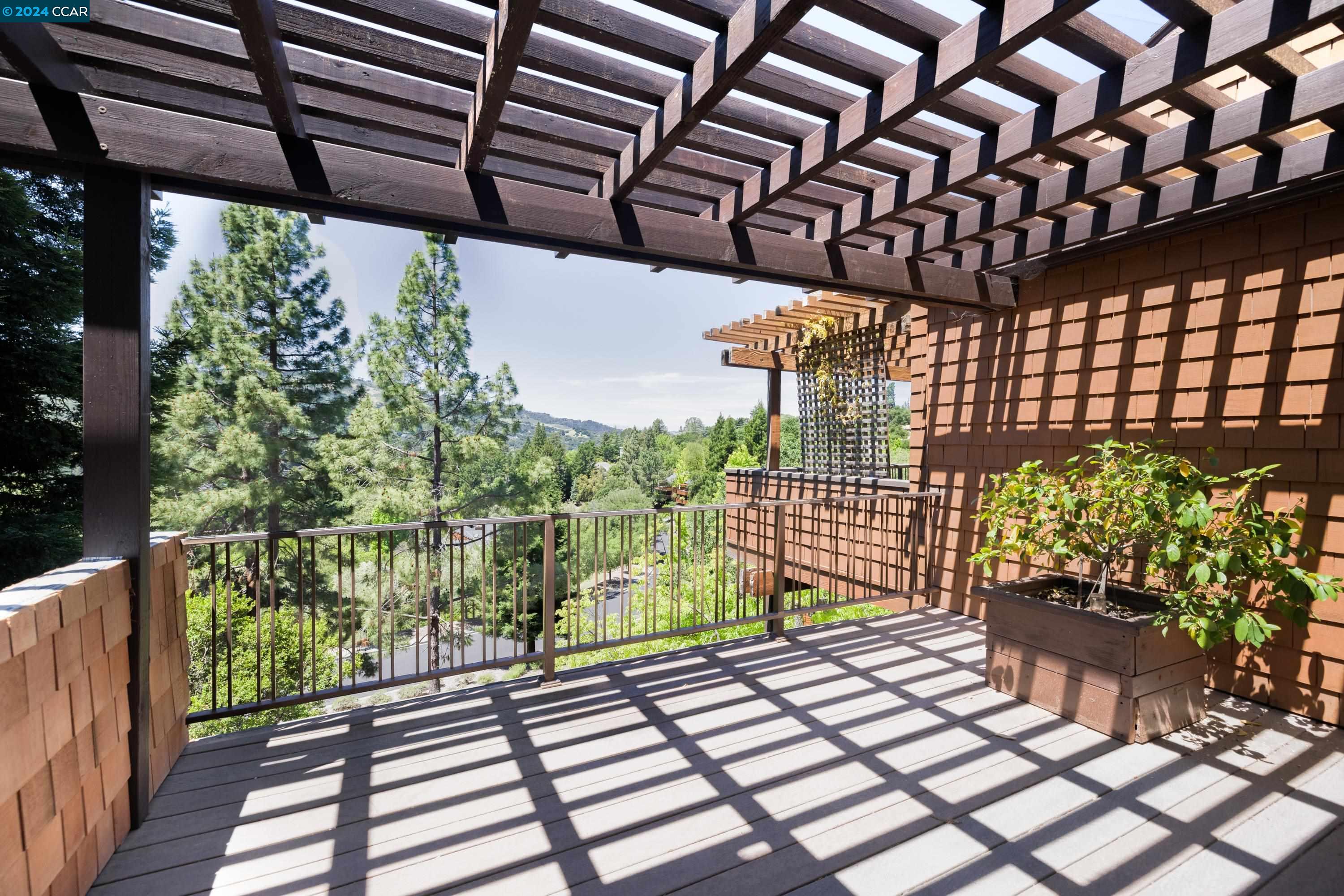 Detail Gallery Image 8 of 31 For 166 Ravenhill Road, Orinda,  CA 94563 - 3 Beds | 2/1 Baths