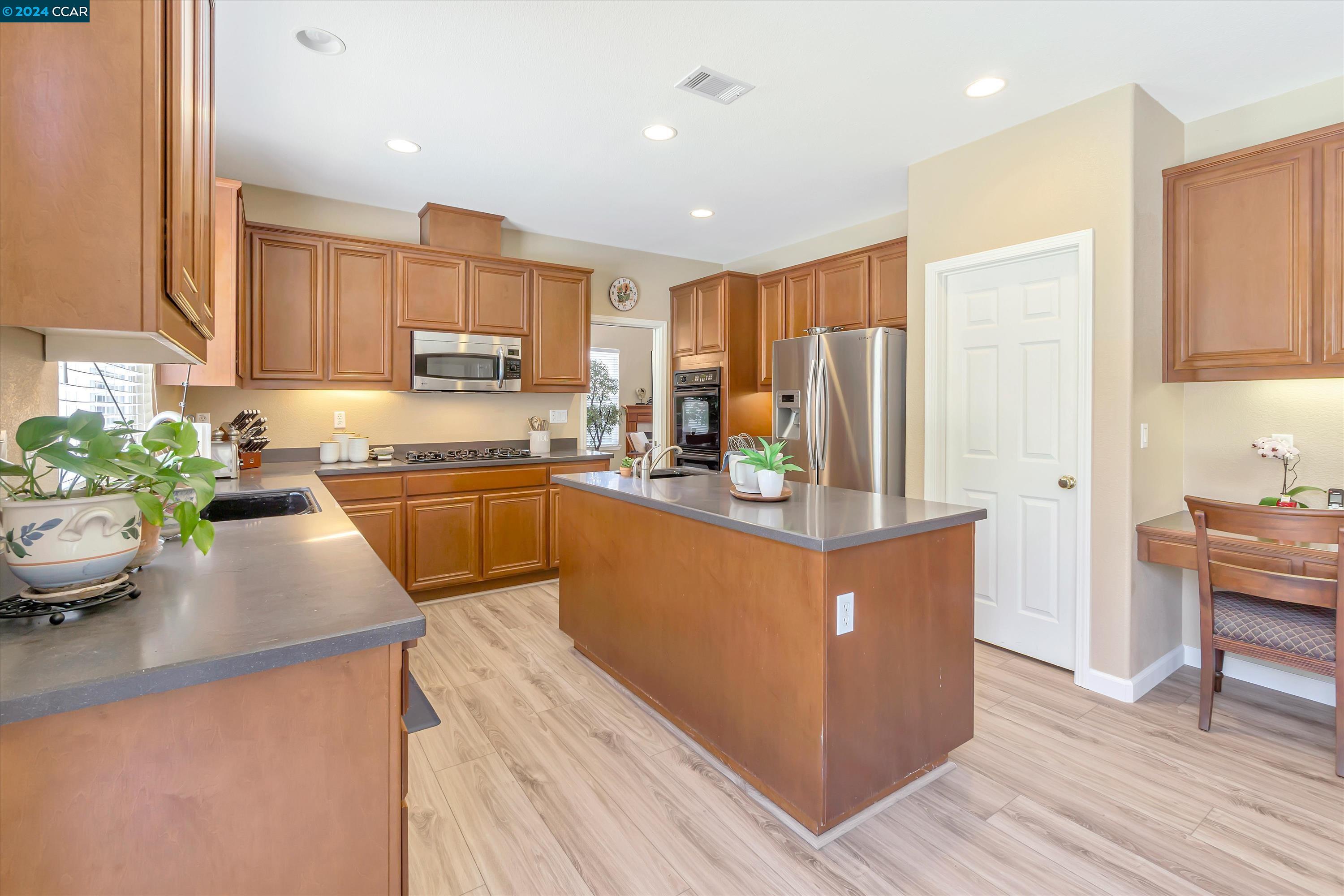 Detail Gallery Image 15 of 47 For 911 Autumn Oak Cir, Concord,  CA 94521 - 4 Beds | 3/1 Baths