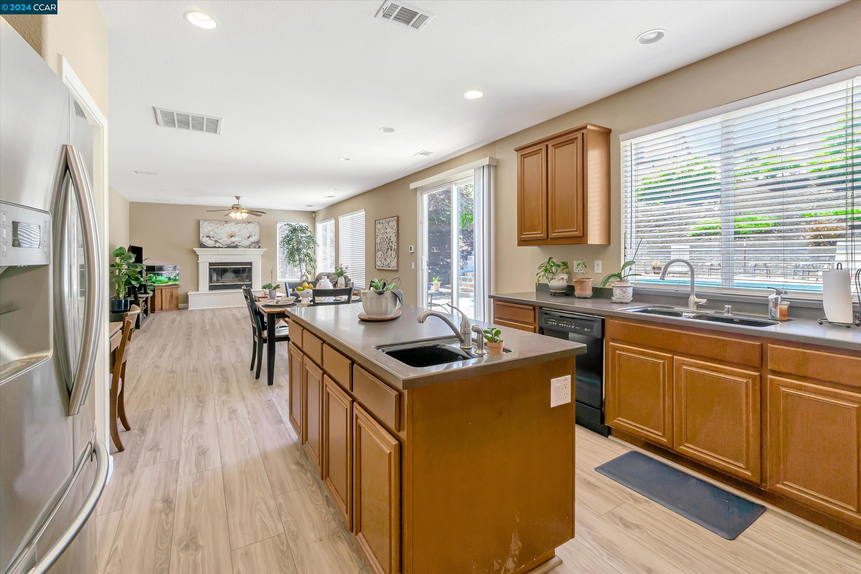 Detail Gallery Image 16 of 47 For 911 Autumn Oak Cir, Concord,  CA 94521 - 4 Beds | 3/1 Baths