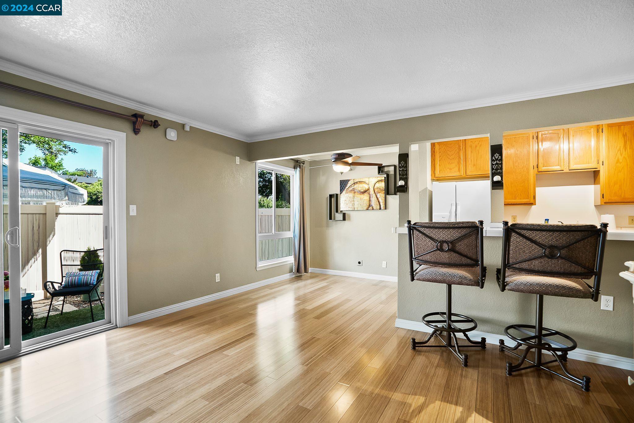 Detail Gallery Image 5 of 30 For 2040 Sierra Rd #4,  Concord,  CA 94518 - 2 Beds | 1/1 Baths
