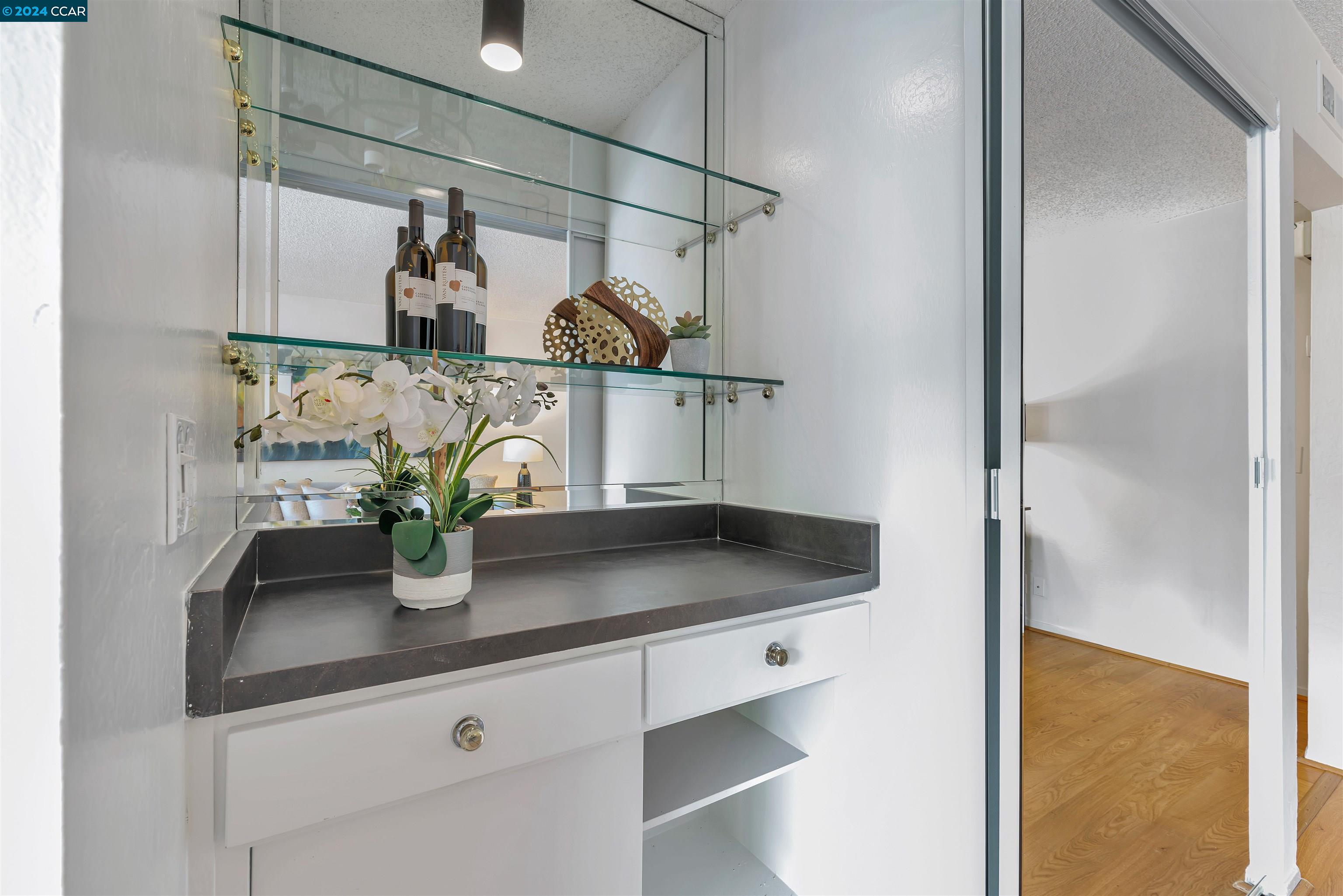 Detail Gallery Image 3 of 17 For 470 N Civic Dr #208,  Walnut Creek,  CA 94596 - 1 Beds | 1 Baths