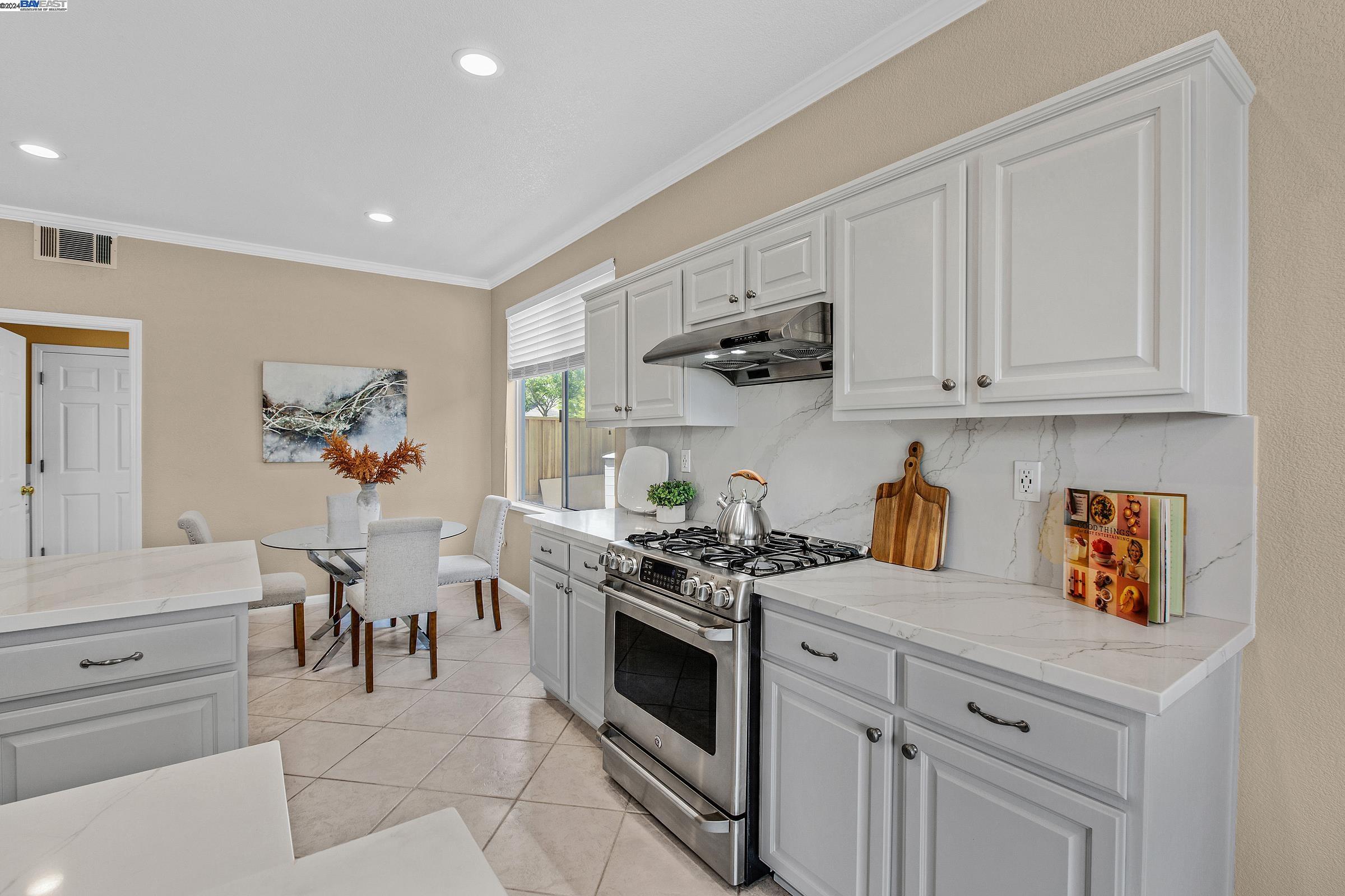 Detail Gallery Image 13 of 31 For 25736 Durrwood Ct, Castro Valley,  CA 94552 - 5 Beds | 2/1 Baths