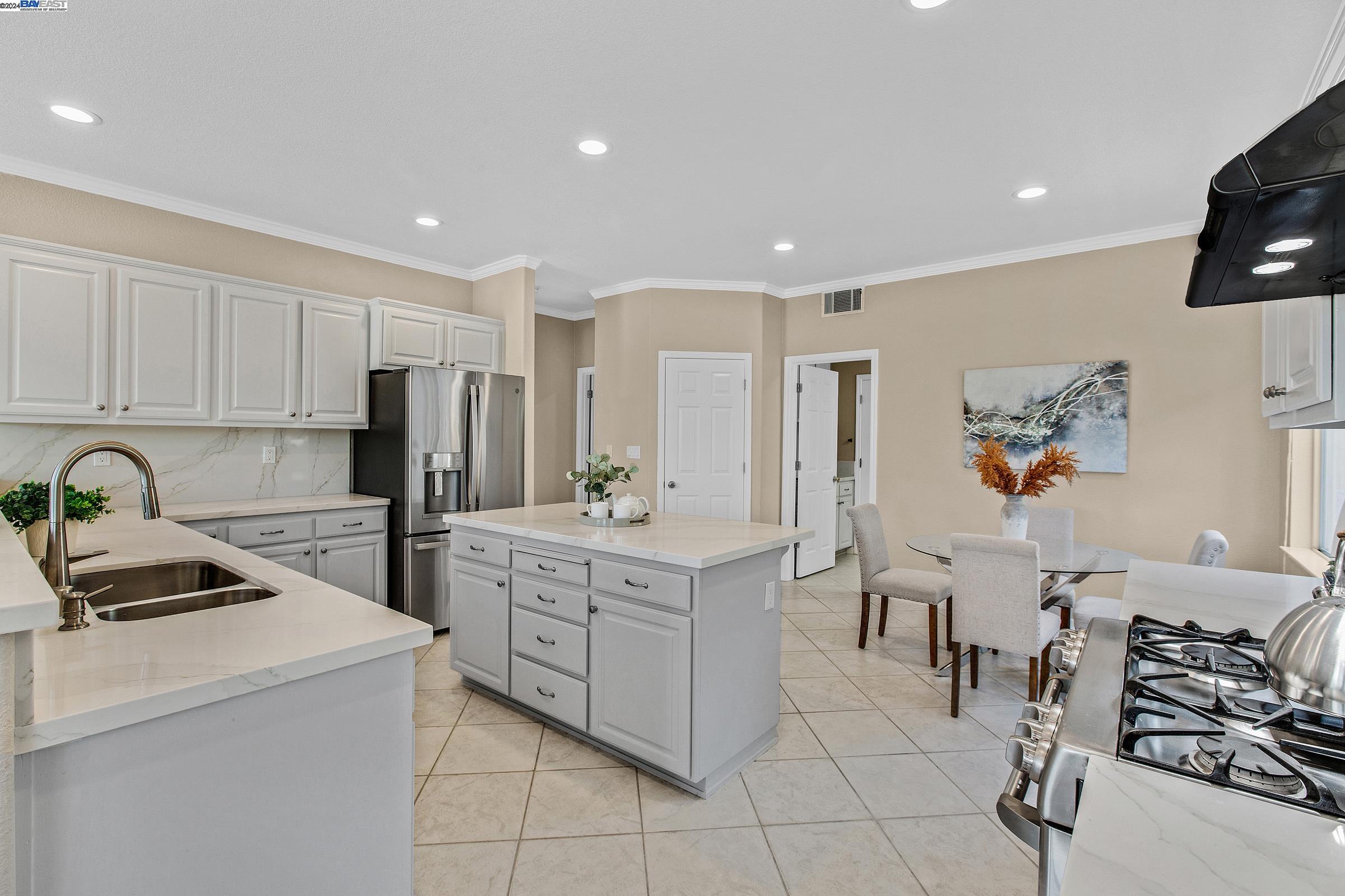Detail Gallery Image 14 of 31 For 25736 Durrwood Ct, Castro Valley,  CA 94552 - 5 Beds | 2/1 Baths