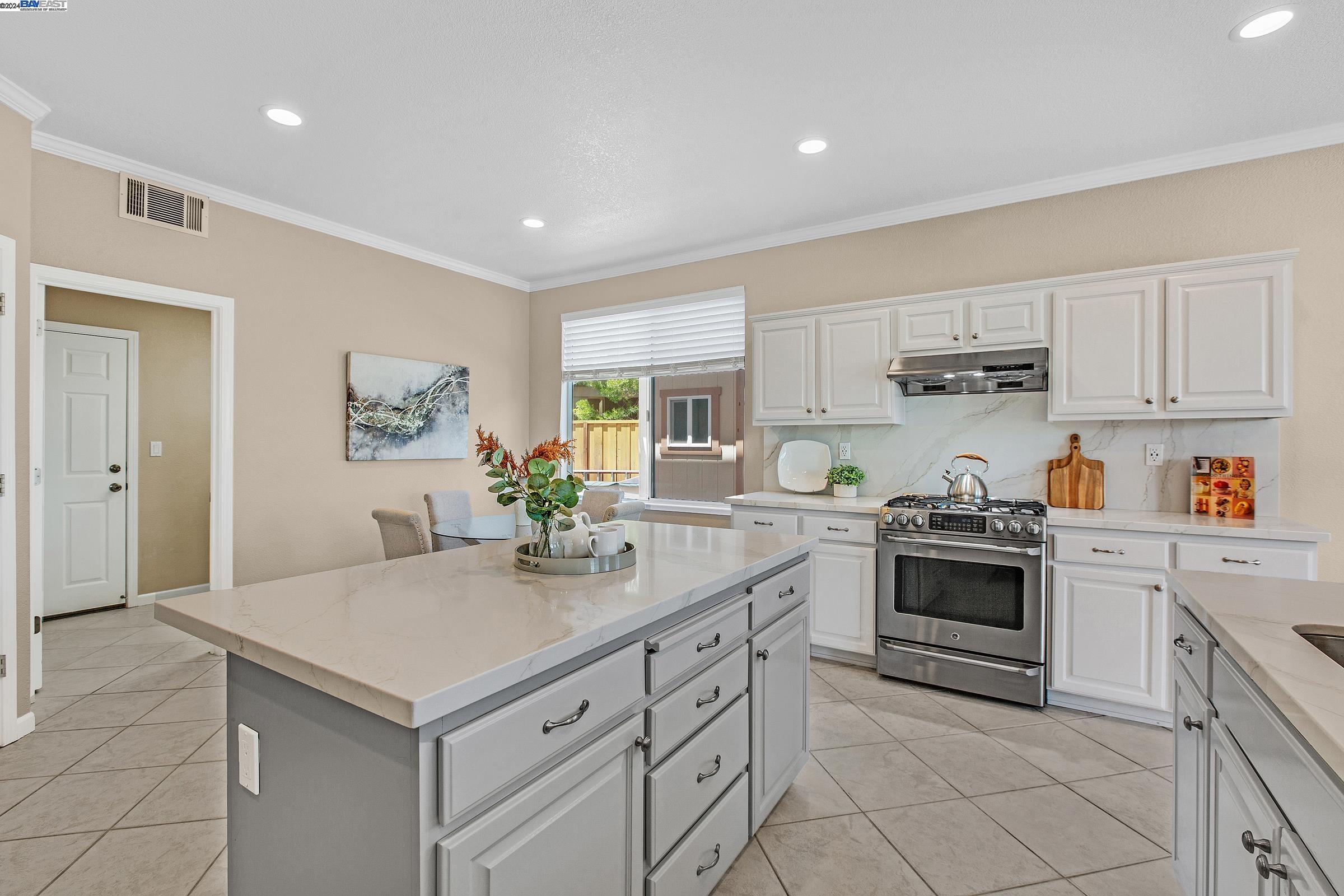 Detail Gallery Image 15 of 31 For 25736 Durrwood Ct, Castro Valley,  CA 94552 - 5 Beds | 2/1 Baths
