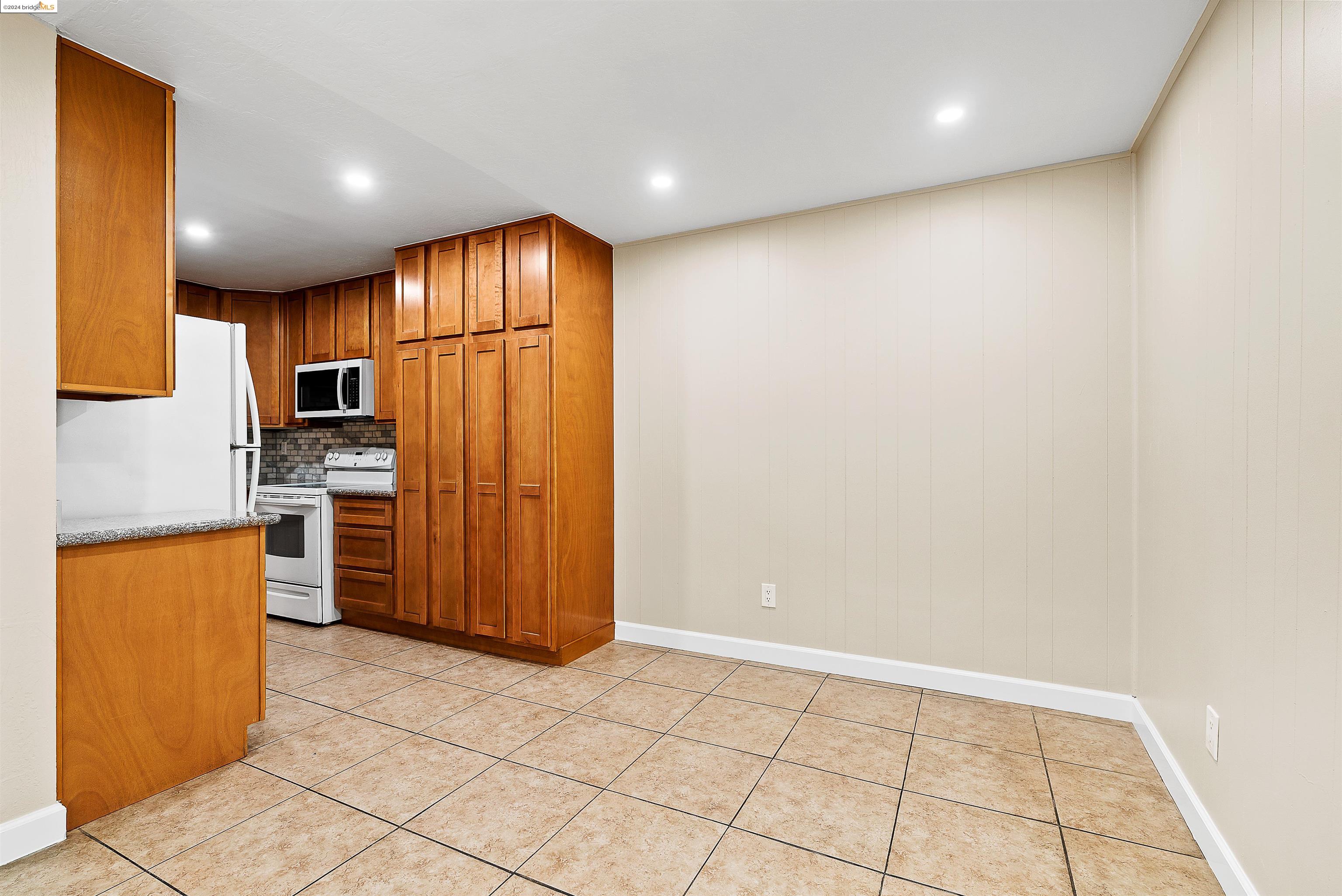 Detail Gallery Image 10 of 33 For 133 E Trident Dr, Pittsburg,  CA 94565 - 4 Beds | 2 Baths