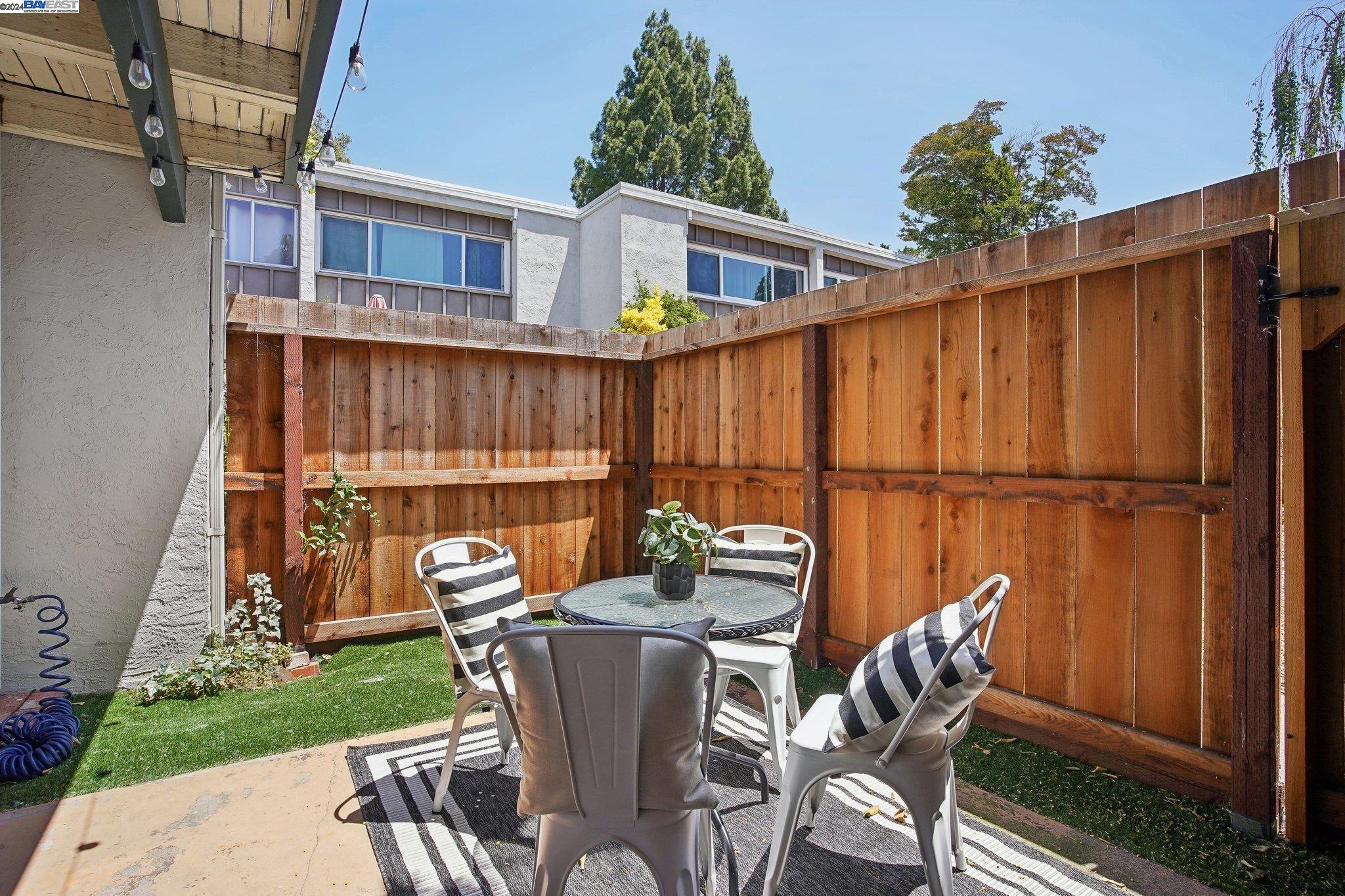 Detail Gallery Image 18 of 26 For 1411 Creekside Dr #12,  Walnut Creek,  CA 94596 - 2 Beds | 1/1 Baths
