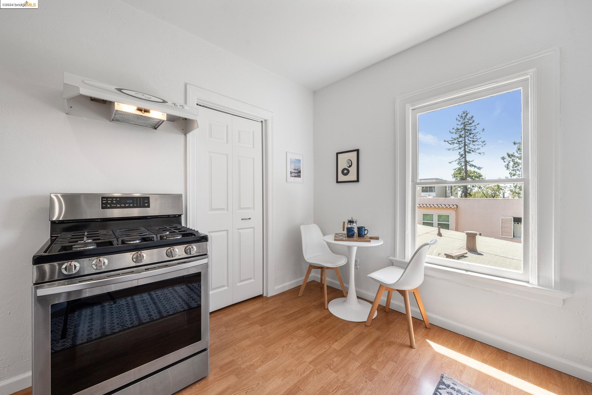 Detail Gallery Image 11 of 36 For 2626 Benvenue Ave #4,  Berkeley,  CA 94704 - 1 Beds | 1 Baths
