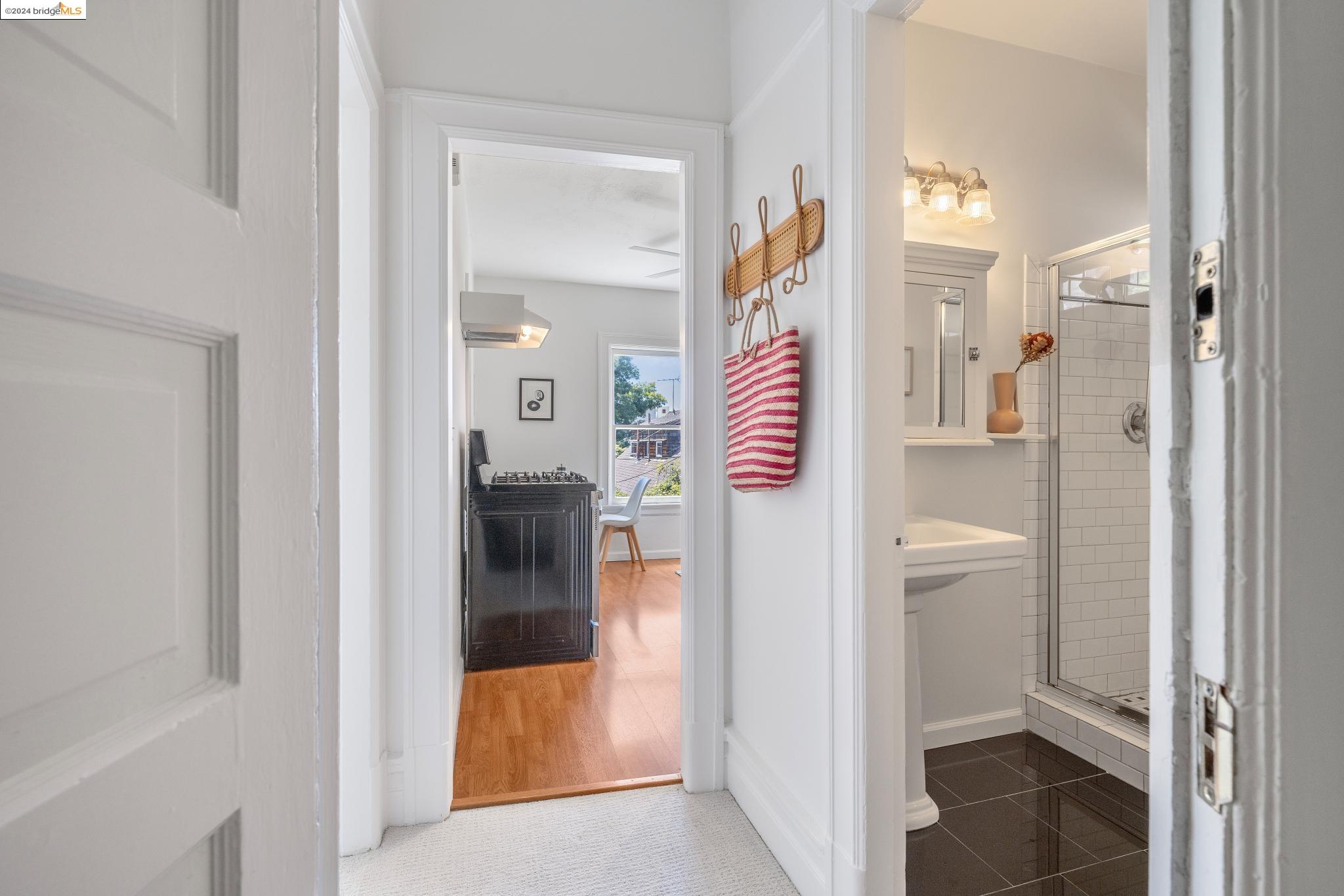 Detail Gallery Image 7 of 36 For 2626 Benvenue Ave #4,  Berkeley,  CA 94704 - 1 Beds | 1 Baths