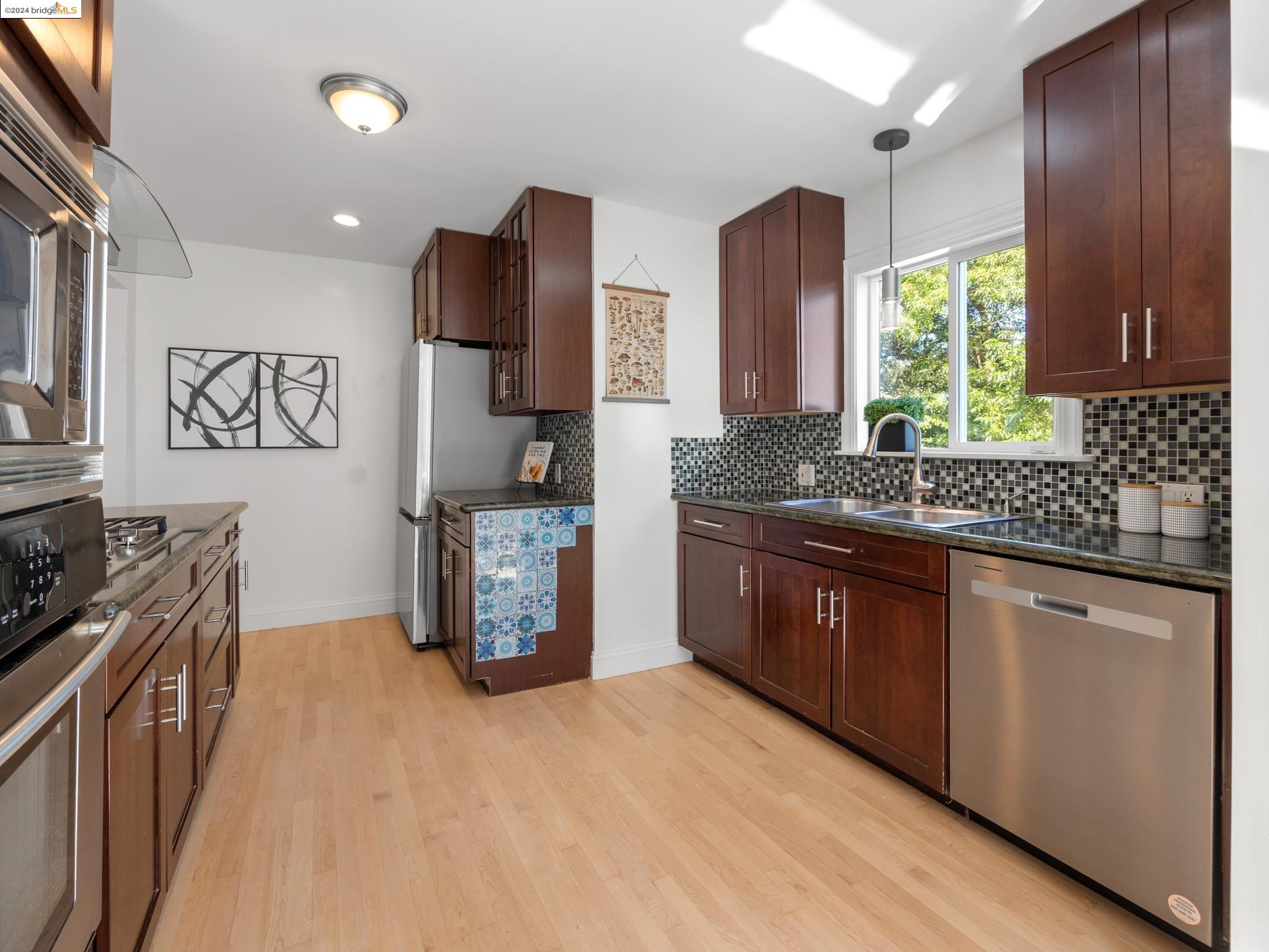 Detail Gallery Image 7 of 60 For 1040 Keith Avenue, Berkeley,  CA 94708 - 4 Beds | 3/1 Baths
