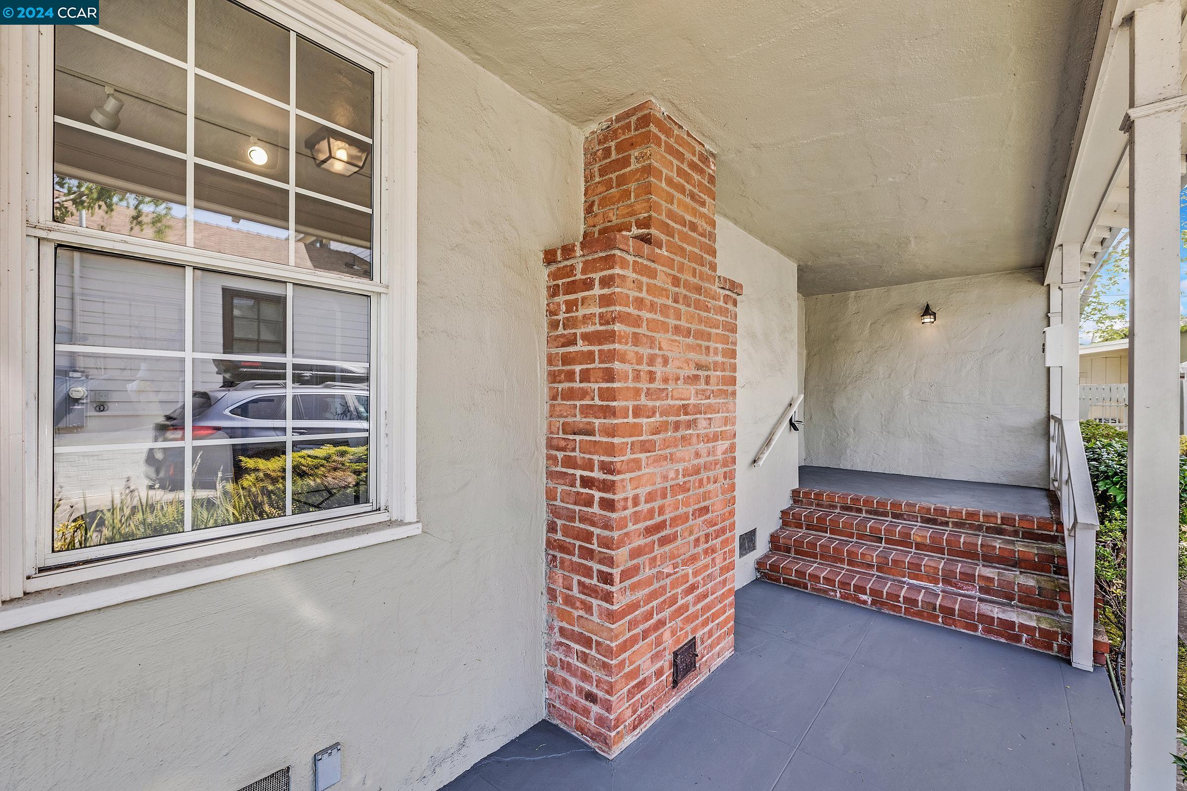 Detail Gallery Image 4 of 41 For 1441 Catherine Dr, Berkeley,  CA 94702 - 2 Beds | 1/1 Baths