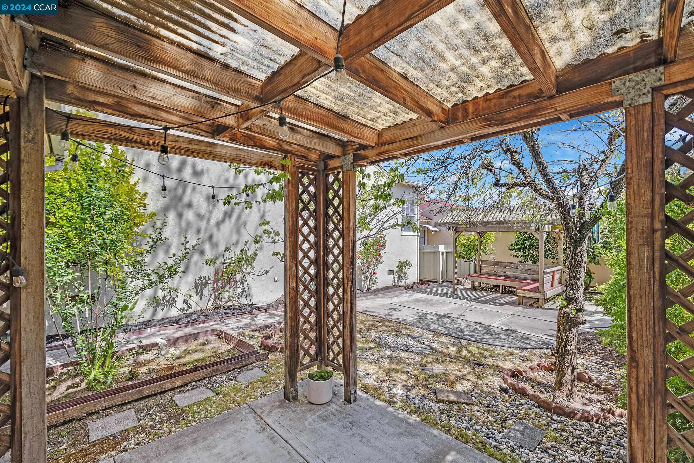 Detail Gallery Image 36 of 41 For 1441 Catherine Dr, Berkeley,  CA 94702 - 2 Beds | 1/1 Baths