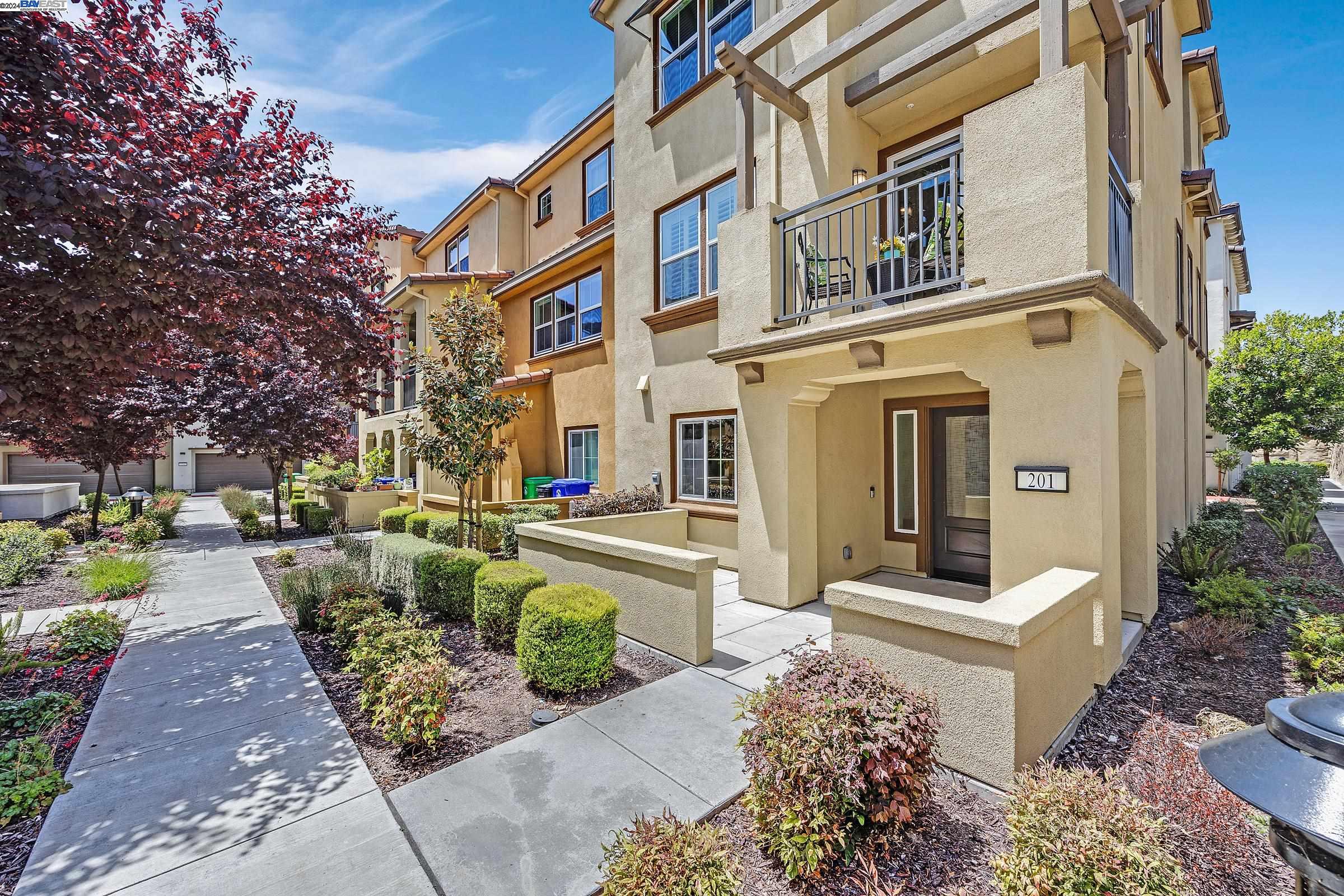 Detail Gallery Image 2 of 32 For 16310 Ridgehaven Dr. #201,  San Leandro,  CA 94578 - 4 Beds | 3/1 Baths