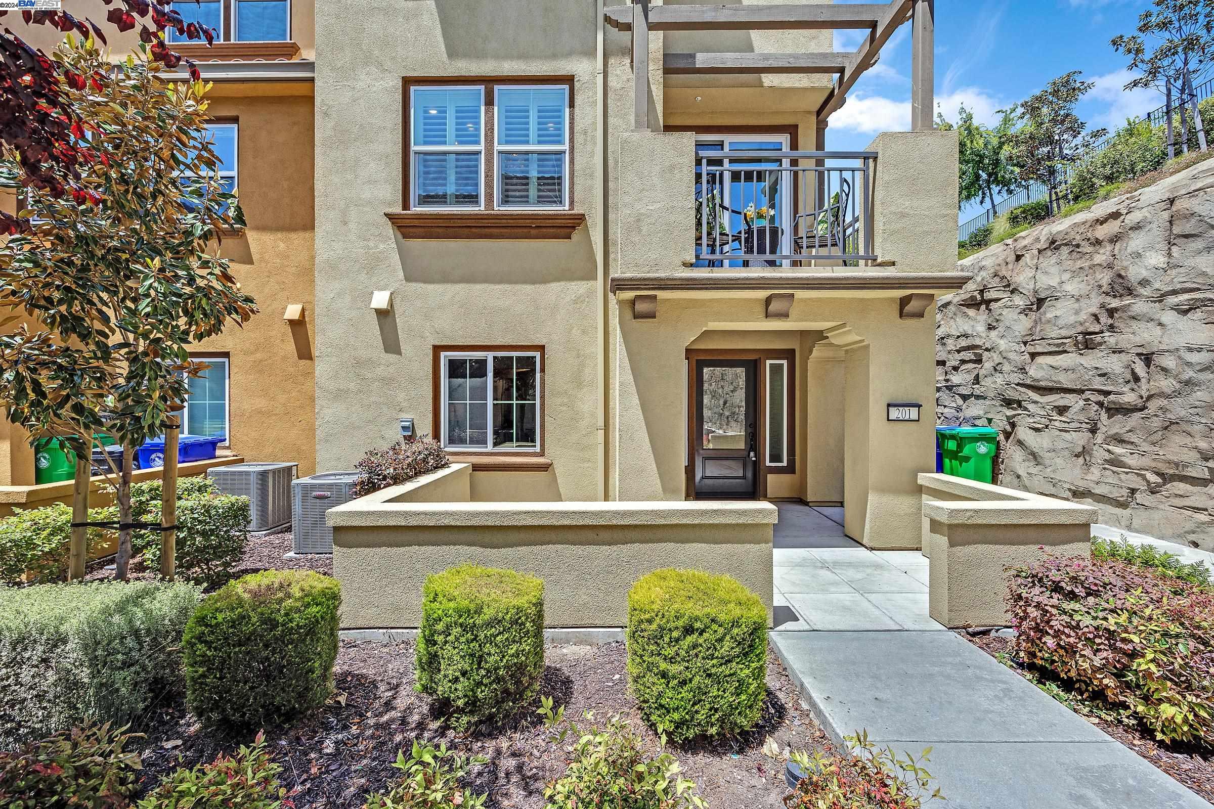 Detail Gallery Image 3 of 32 For 16310 Ridgehaven Dr. #201,  San Leandro,  CA 94578 - 4 Beds | 3/1 Baths