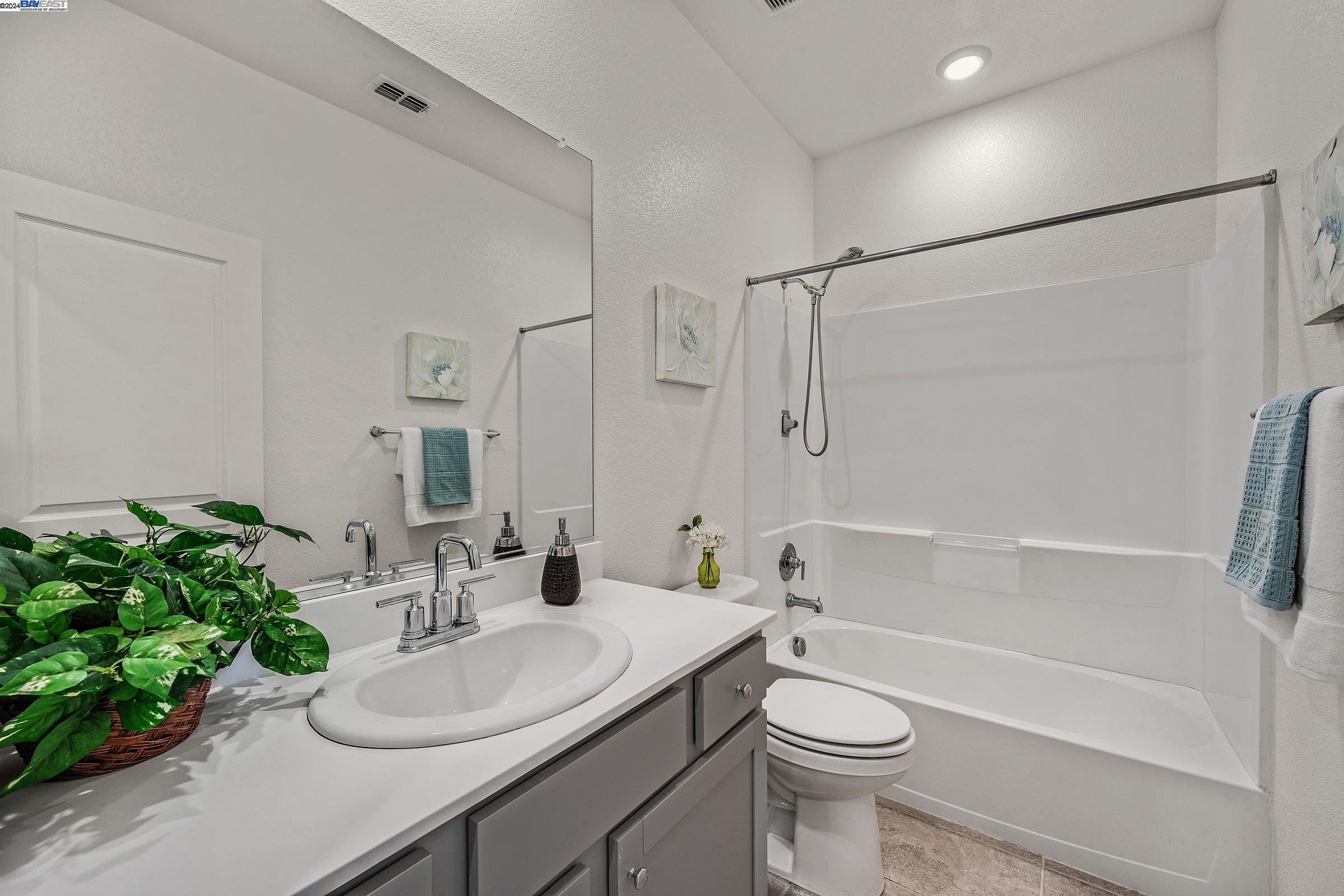 Detail Gallery Image 25 of 32 For 16310 Ridgehaven Dr. #201,  San Leandro,  CA 94578 - 4 Beds | 3/1 Baths