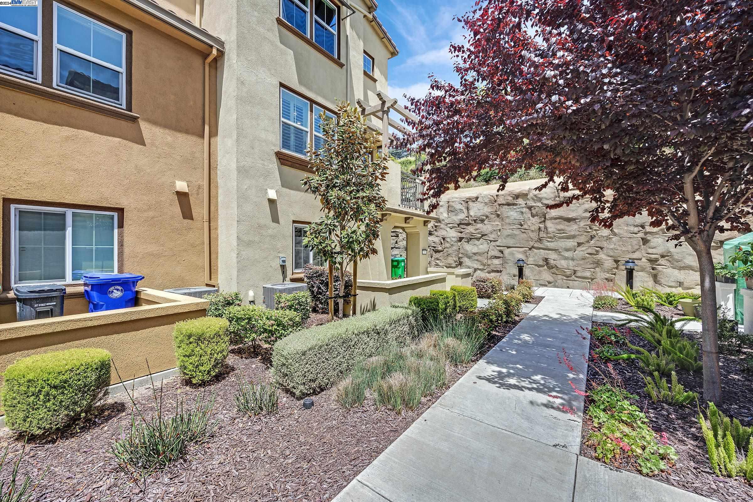 Detail Gallery Image 4 of 32 For 16310 Ridgehaven Dr. #201,  San Leandro,  CA 94578 - 4 Beds | 3/1 Baths