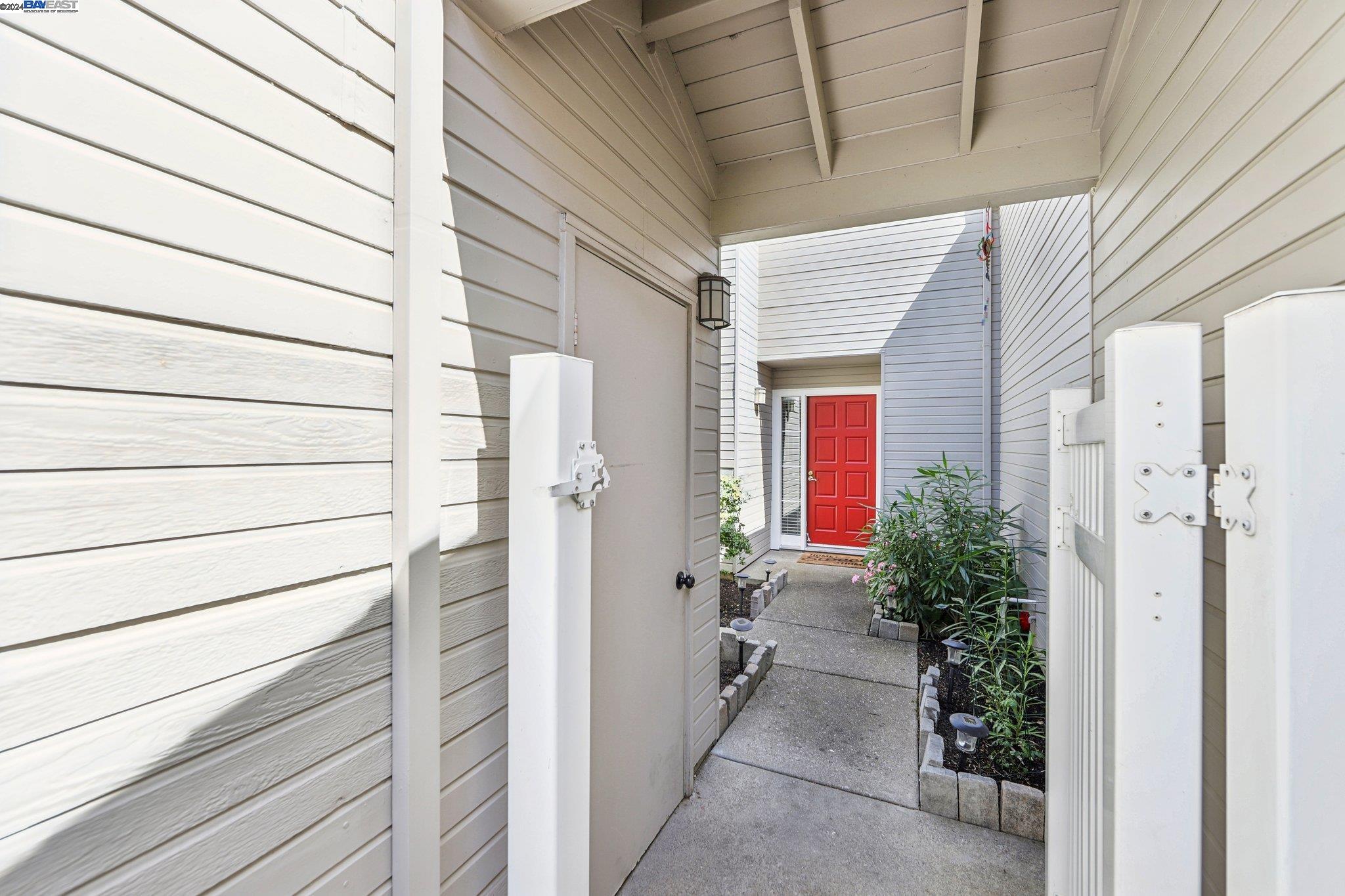 Detail Gallery Image 4 of 50 For 7840 Creekside Dr, Pleasanton,  CA 94588 - 2 Beds | 2/1 Baths