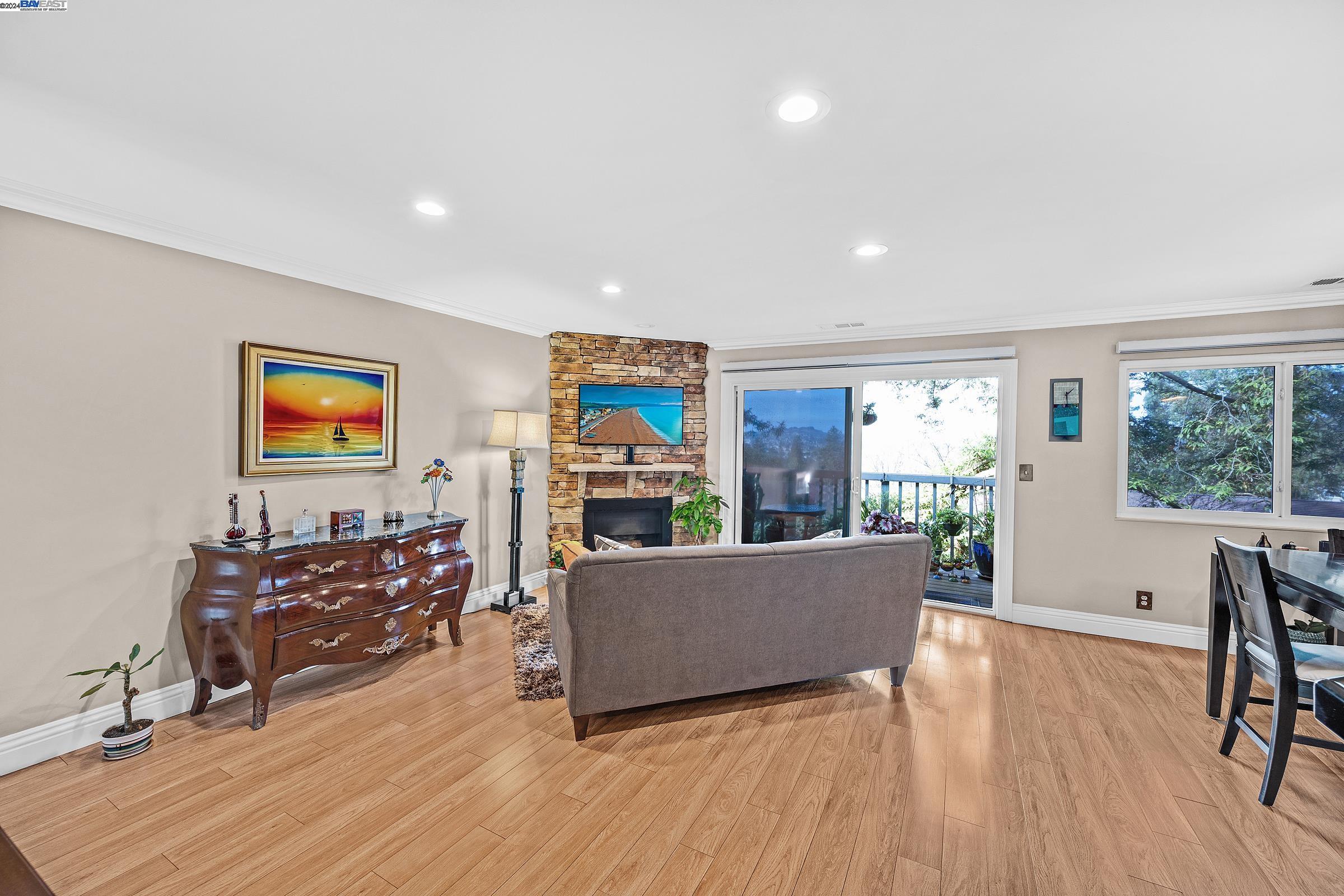 Detail Gallery Image 3 of 32 For 2296 D St, Hayward,  CA 94541 - 3 Beds | 1/1 Baths