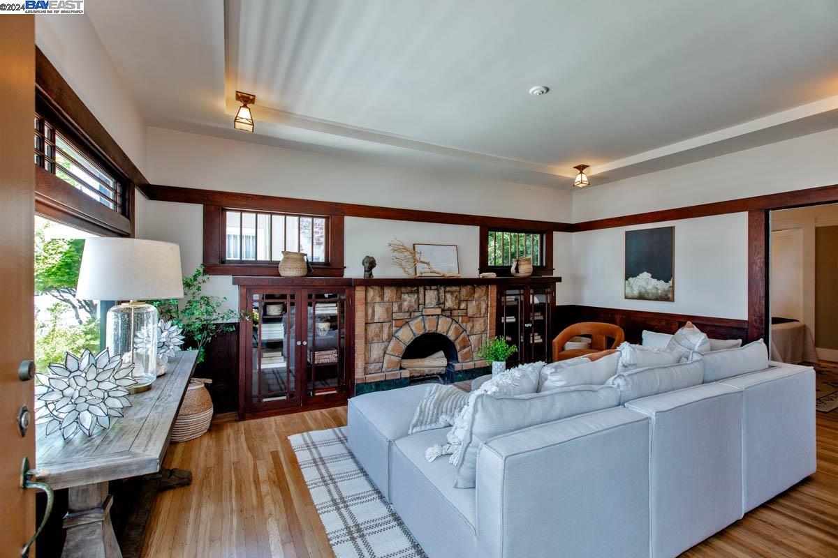 Detail Gallery Image 5 of 40 For 604 Pacific Ave, Alameda,  CA 94501 - 2 Beds | 1 Baths