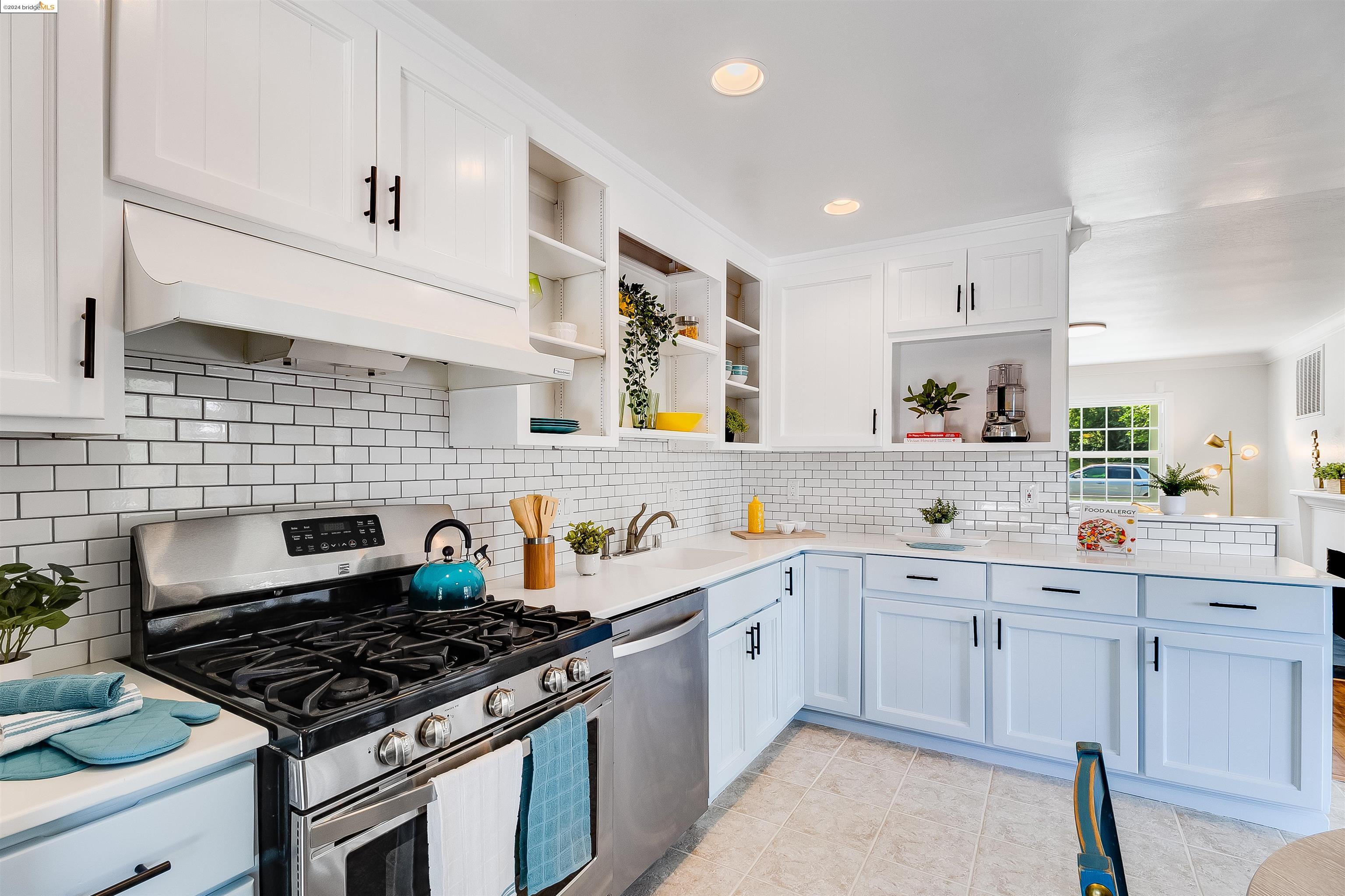 Detail Gallery Image 9 of 45 For 1301 Windermere Way, Concord,  CA 94521 - 3 Beds | 2 Baths