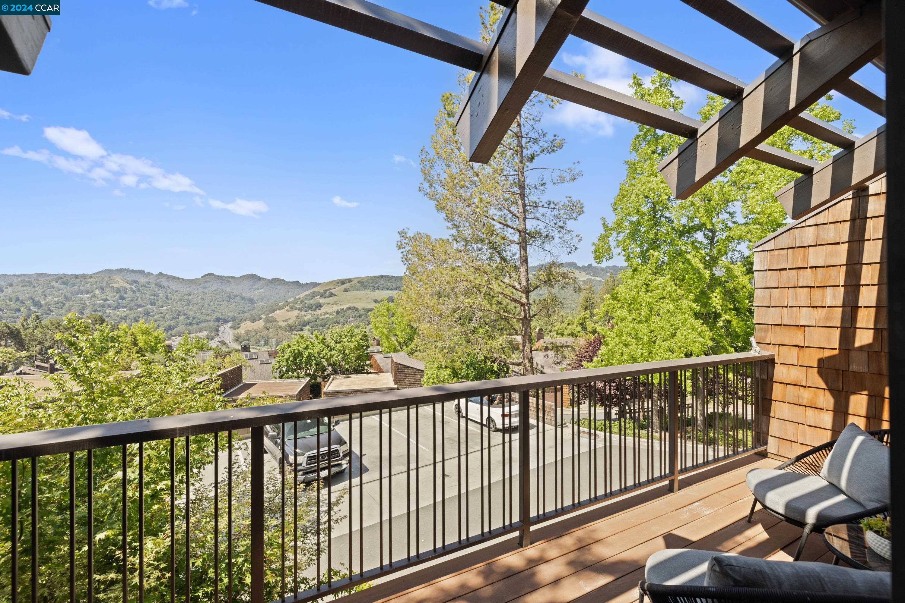 Detail Gallery Image 6 of 37 For 132 Ravenhill Rd, Orinda,  CA 94563 - 3 Beds | 3 Baths