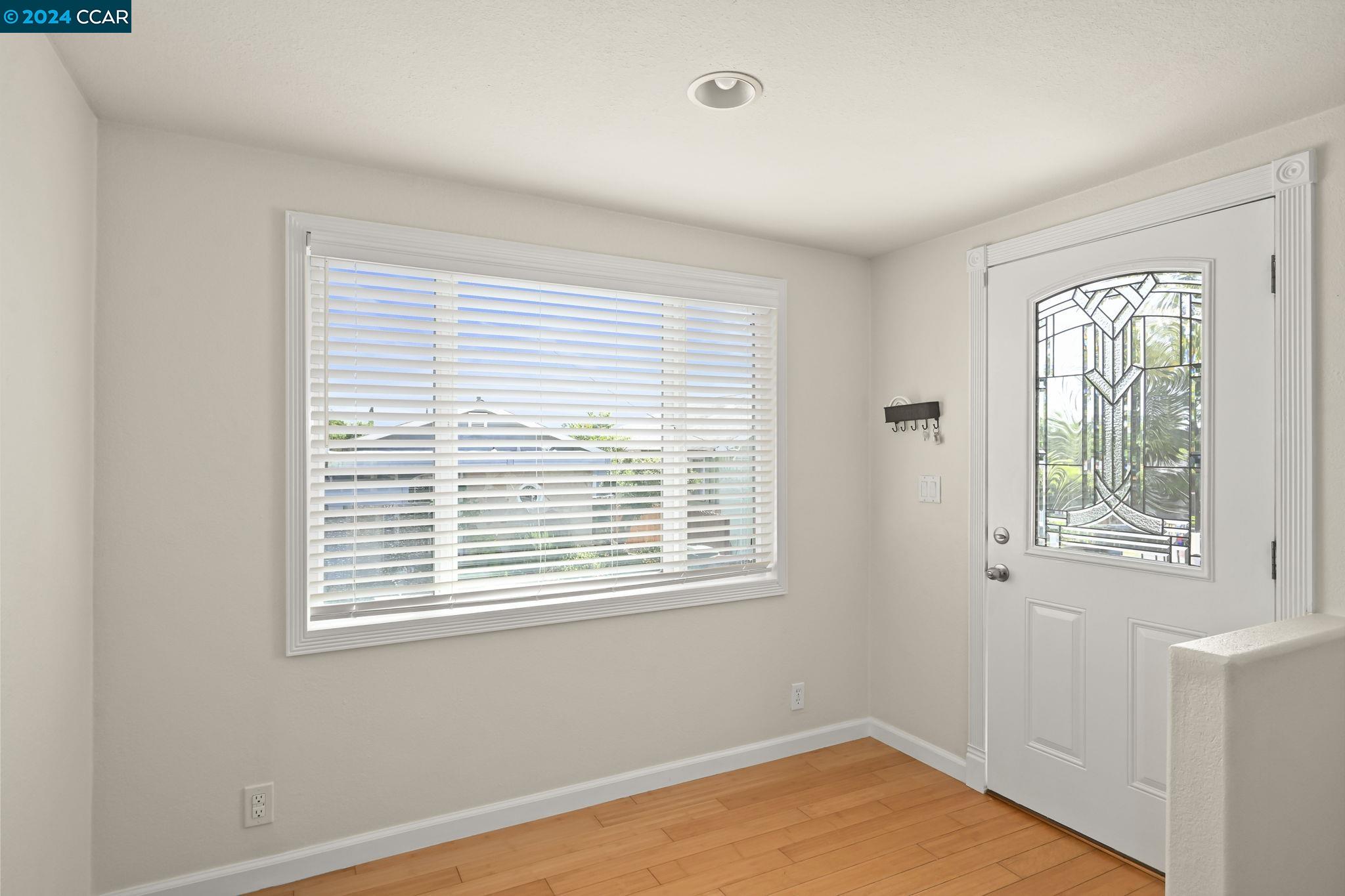 Detail Gallery Image 3 of 24 For 1241 Vine Ave, Martinez,  CA 94553 - 2 Beds | 1 Baths