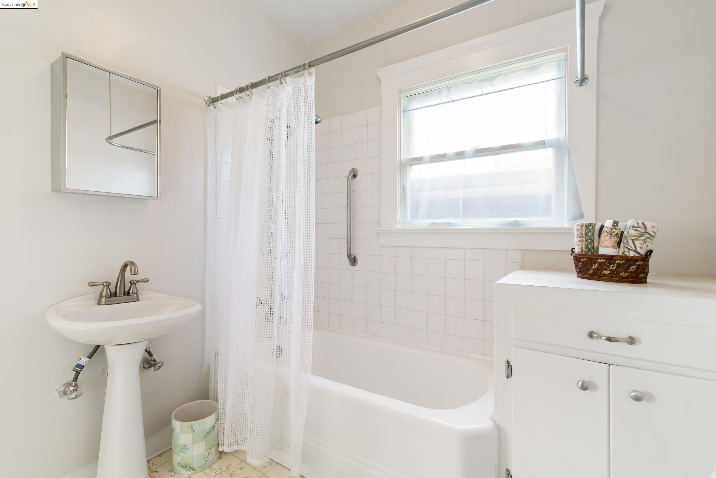 Detail Gallery Image 13 of 20 For 2929 Nevin Ave, Richmond,  CA 94804 - 2 Beds | 1 Baths