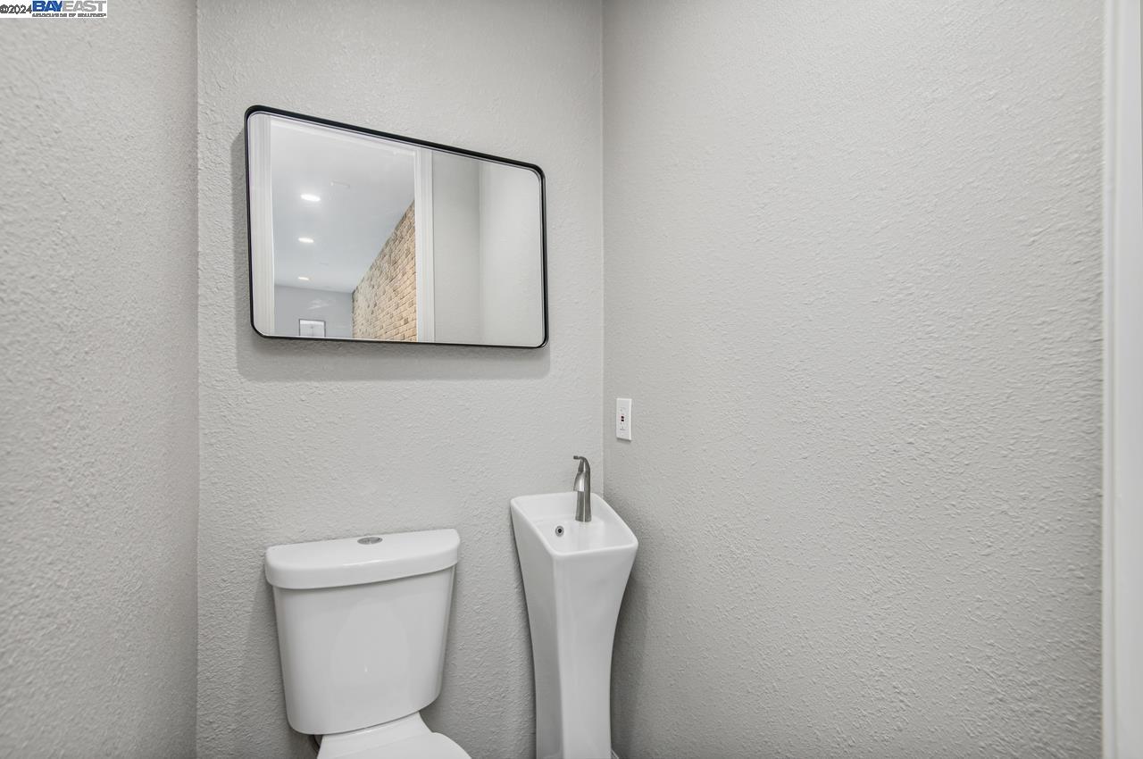 Detail Gallery Image 12 of 40 For 5629 Apex Dr, Dublin,  CA 94568 - 2 Beds | 2/1 Baths