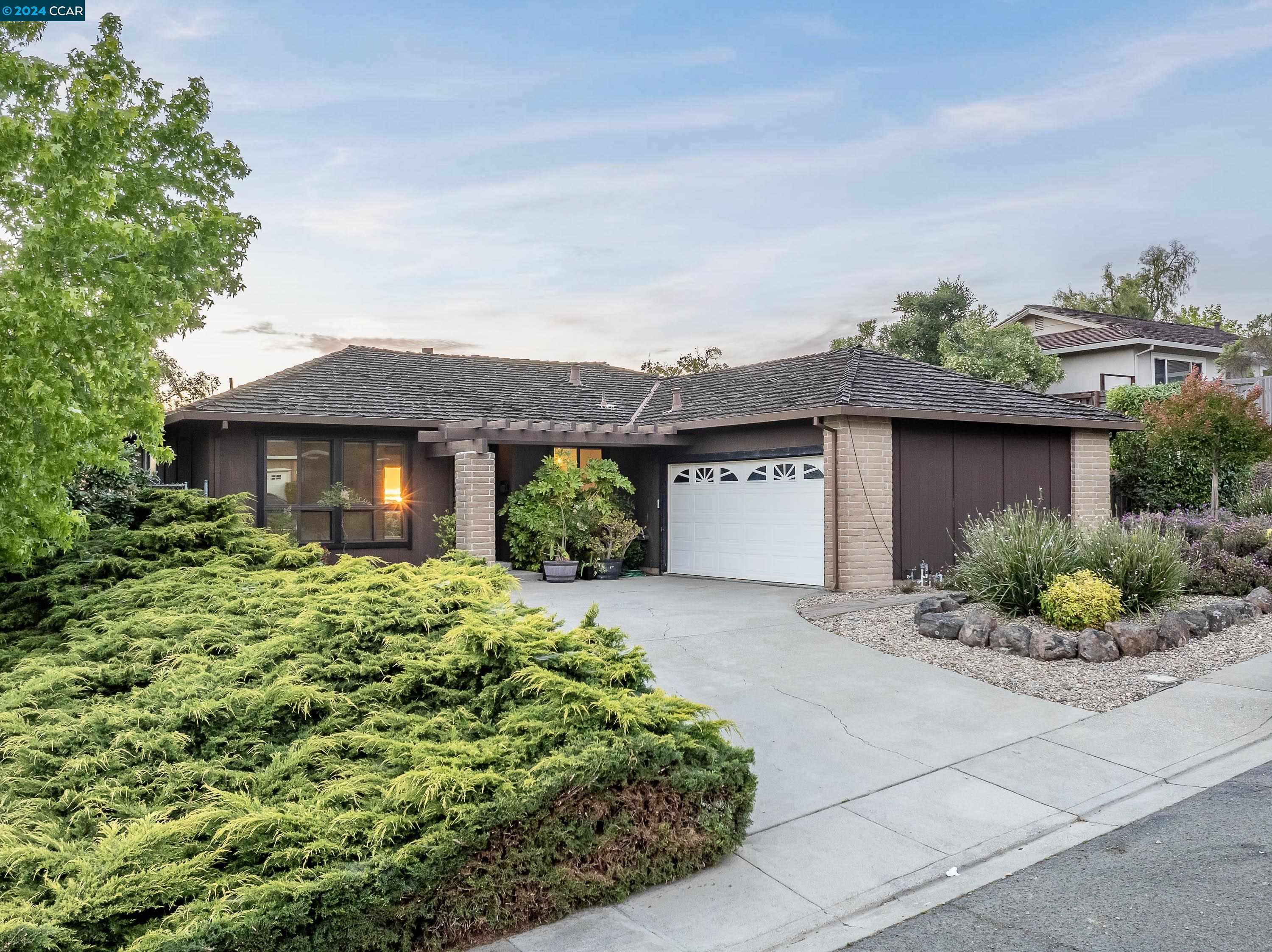 Detail Gallery Image 1 of 1 For 2624 Carmelita Way, Pinole,  CA 94564 - 4 Beds | 2 Baths