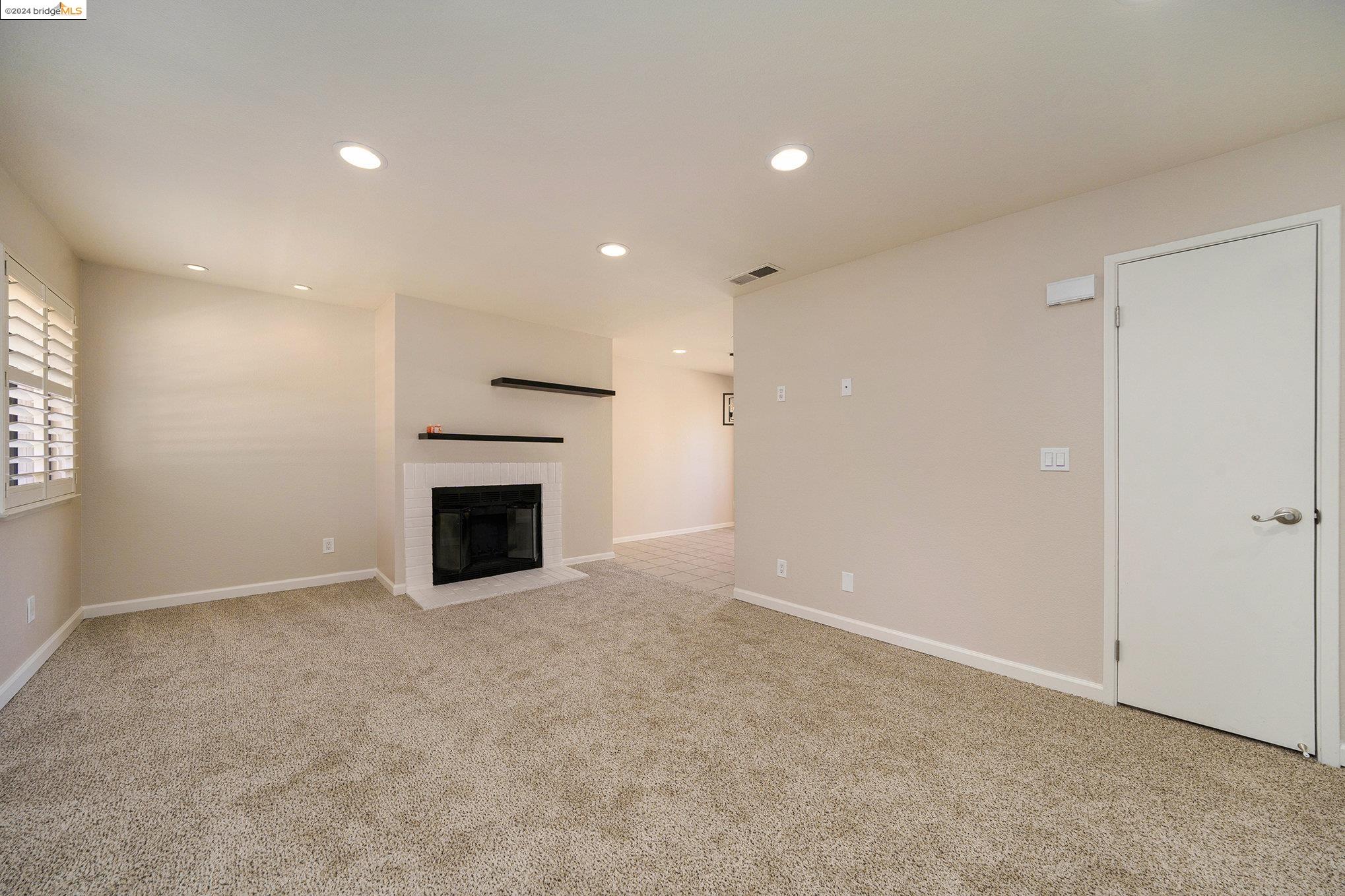 Detail Gallery Image 6 of 15 For 2299 Renwick Ln, Antioch,  CA 94509 - 2 Beds | 2 Baths