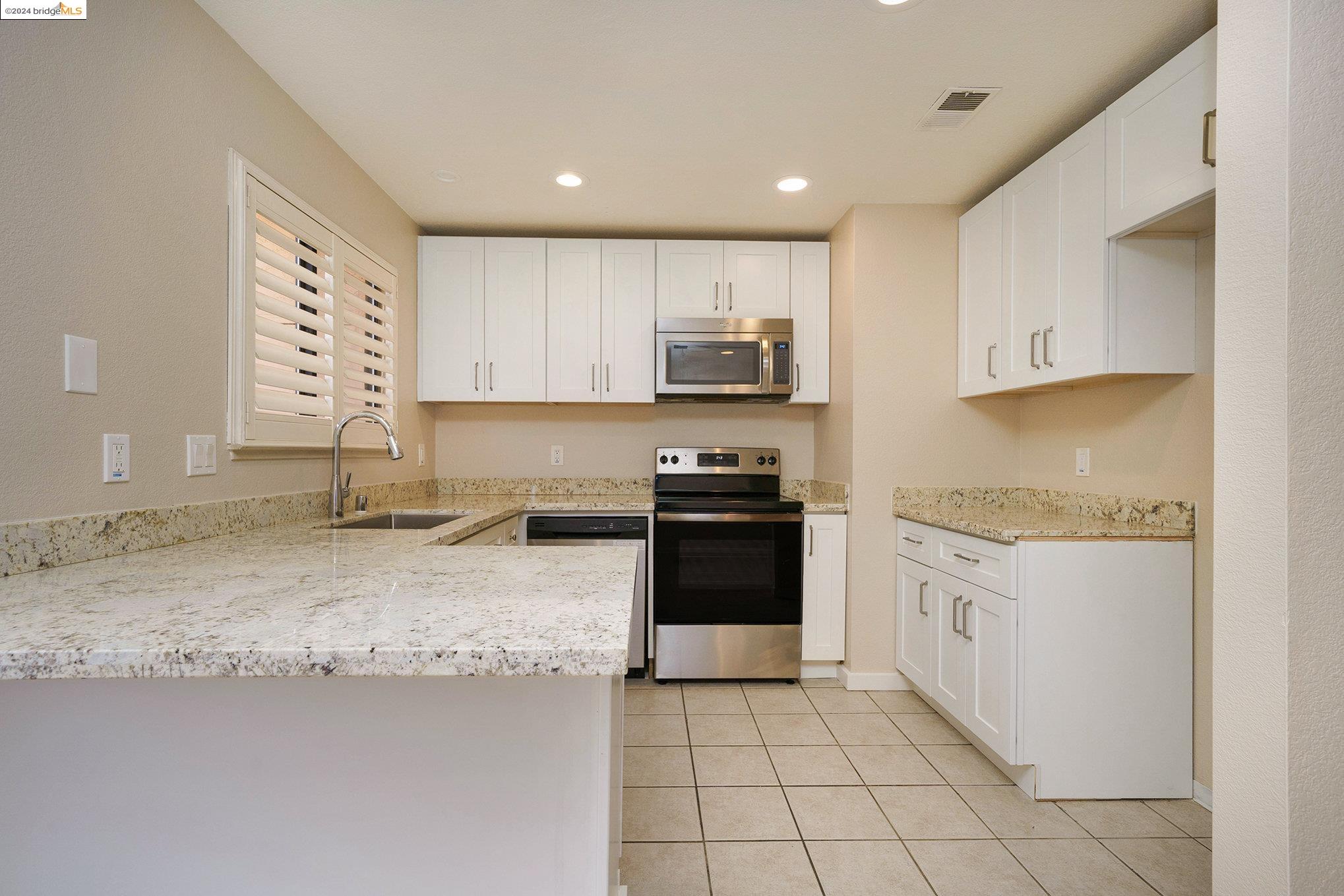 Detail Gallery Image 8 of 15 For 2299 Renwick Ln, Antioch,  CA 94509 - 2 Beds | 2 Baths