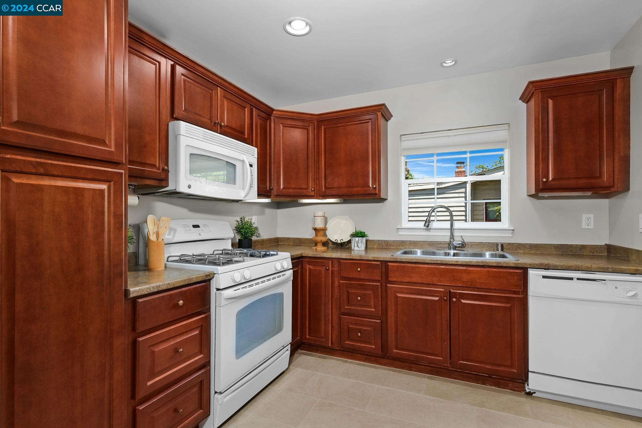 Detail Gallery Image 14 of 31 For 1455 Pacheco Blvd, Martinez,  CA 94553 - 2 Beds | 1 Baths